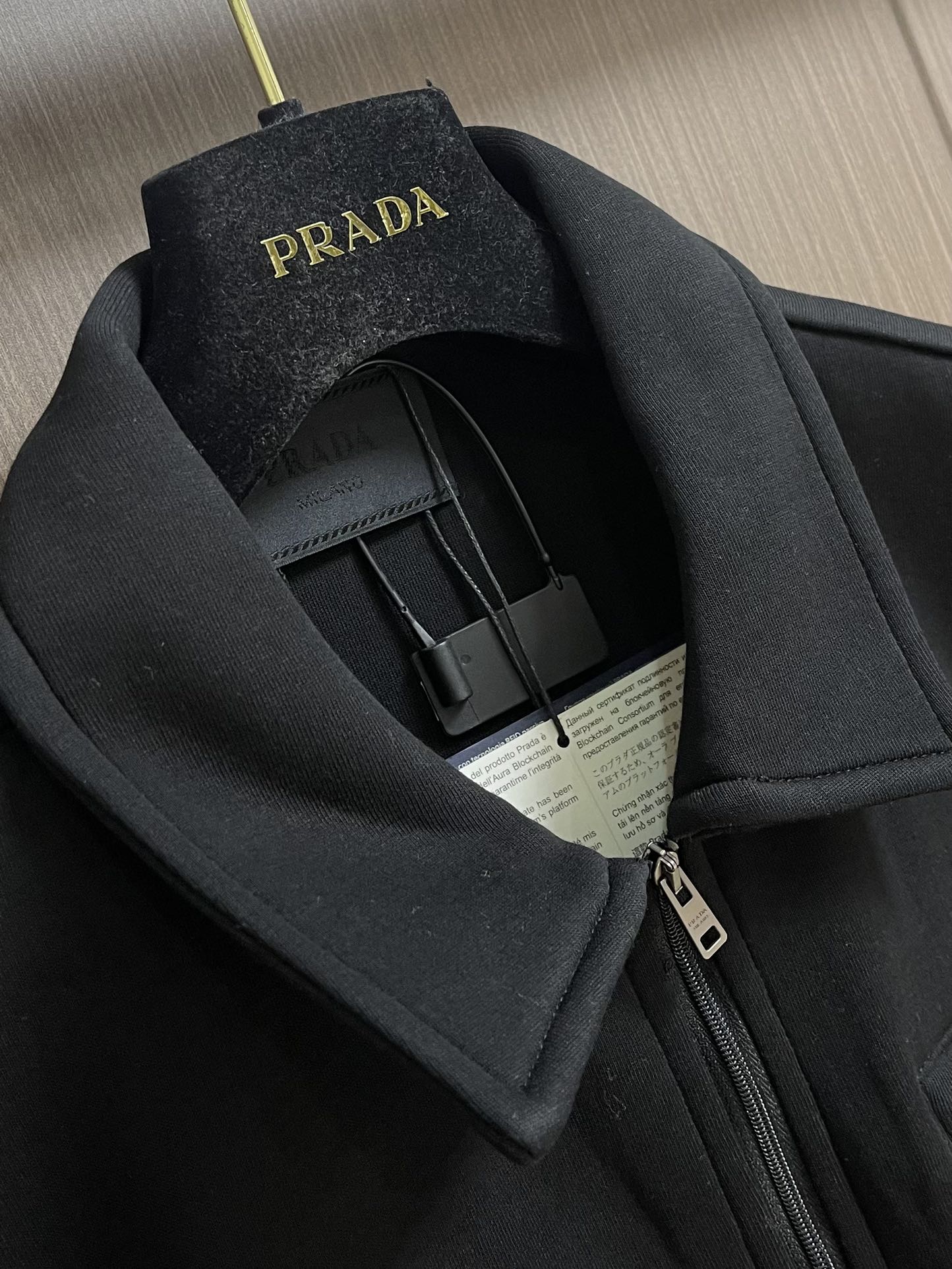 PRADA 尼龙丝光拼接罗马面料拉链外套，面料采用380克丝光双面，该款面料偏柔软，密度高，高密度面料可
