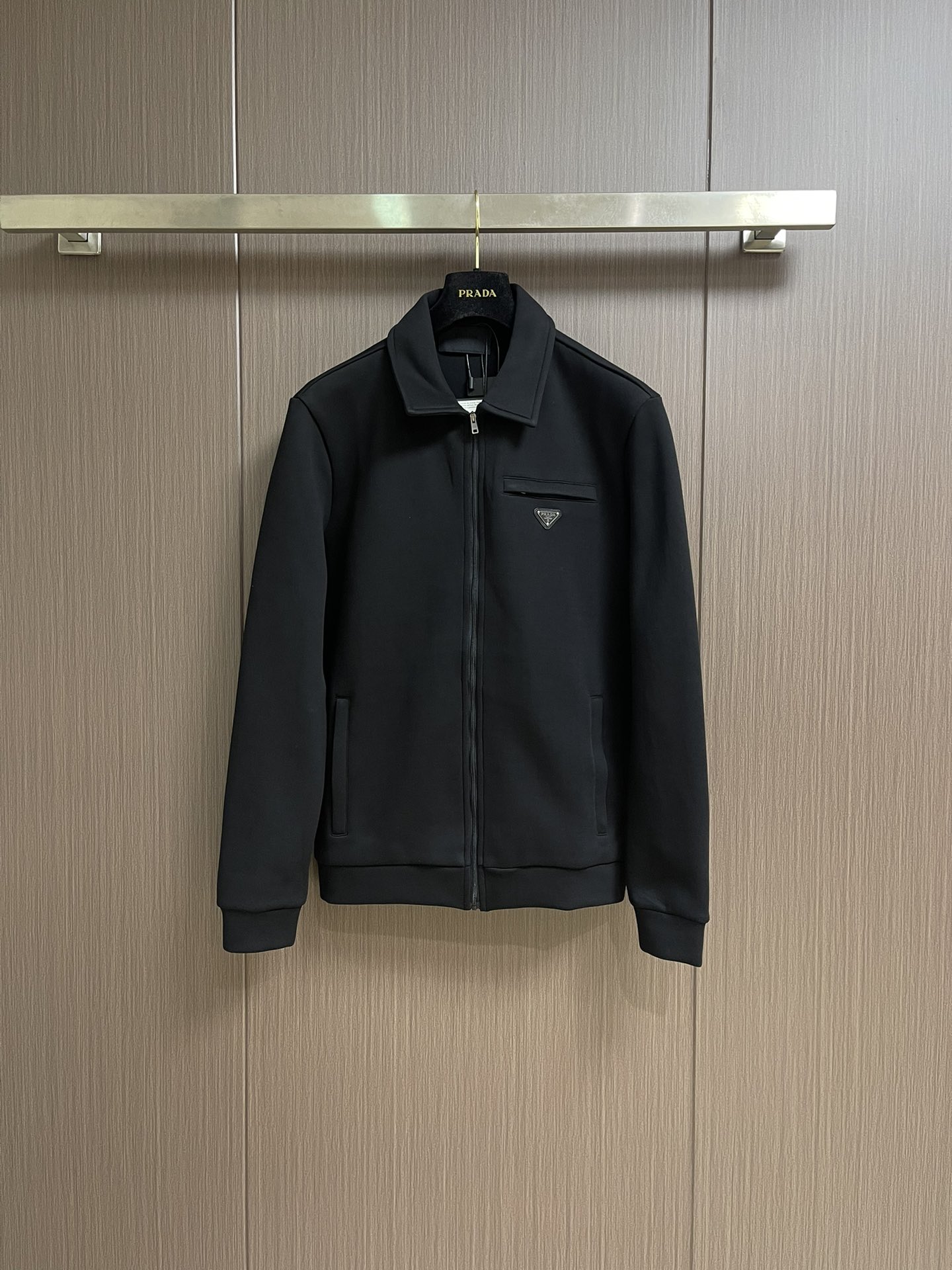 NO:548557,PRADA nylon mercerated roman fabric zipper jacket, the fabric is made of 380 grams mercerated double-sided. The fabric is soft and has high density. High-density fabric can effectively increase warmth. It can be worn outside and matched inside. The inner pocket is made of 26 cool cotton cotton surfaces. The zipper uses original No. 3 puller, and the puller uses retro electroplating effect, which will show different effects under different lights. The puller uses nylon glue dragon. The whole piece has 4 zippers. The leather logo is made of top layer cowhide double-layer composite, and the face is laser-plated to create the brand's iconic logo. This short presents a simple sporty silhouette. The body is characterized by square cut and stand collar, and is decorated with an iconic enameled metal triangle logo. Loose style long sleeve stand collar.  Cut the hem directly.  Zipper opening and closing.  Size 46-52, prada, jackets & coats,cowhide,alexander wang19860909PRADA 尼龙丝光拼接罗马面料拉链外套,面料采用380克丝光双面,该款面料偏柔软,密度高,高密度面料可有效增加保暖性.可外穿和内搭.内侧口袋旁里料采用26支爽棉光棉面.拉链采用原版3号拉头,拉头采用复古电镀效果,不同光线下会呈现出不同效果.拉牙采用尼龙胶龙.整件带有4条拉链.皮标采用头层牛皮双层复合,面部激光电镀出品牌标志性LOGO.此款短呈现运动风格的简洁廓形.衣身以方形剪裁和立领为特色,并装饰标志性的涂珐琅金属三角形徽标.宽松版型长袖立领．直裁下摆．拉链开合．尺码46-52,,prada,jackets & coats,cowhide,alexander wang,Men's clothing