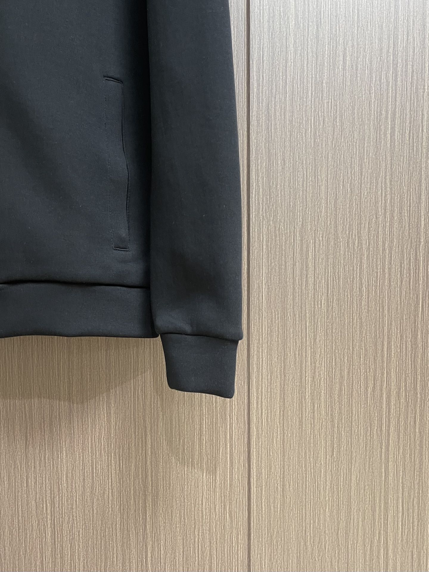 PRADA 尼龙丝光拼接罗马面料拉链外套，面料采用380克丝光双面，该款面料偏柔软，密度高，高密度面料可