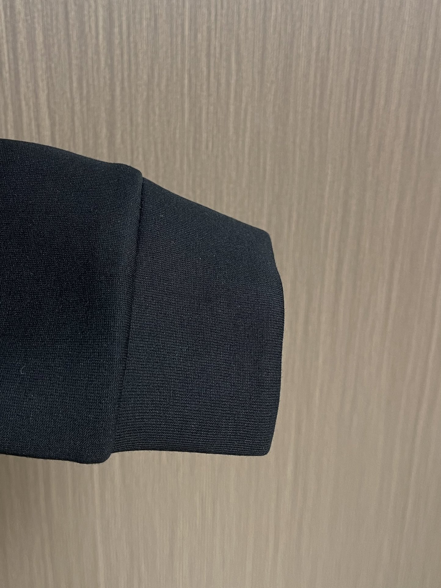 PRADA 尼龙丝光拼接罗马面料拉链外套，面料采用380克丝光双面，该款面料偏柔软，密度高，高密度面料可