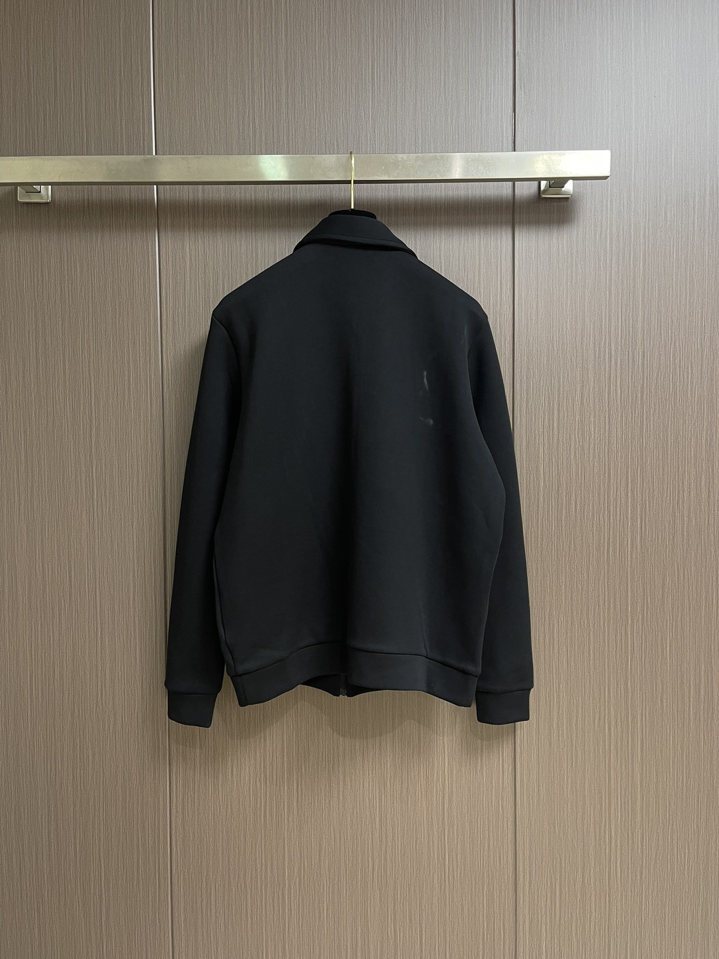 PRADA 尼龙丝光拼接罗马面料拉链外套，面料采用380克丝光双面，该款面料偏柔软，密度高，高密度面料可