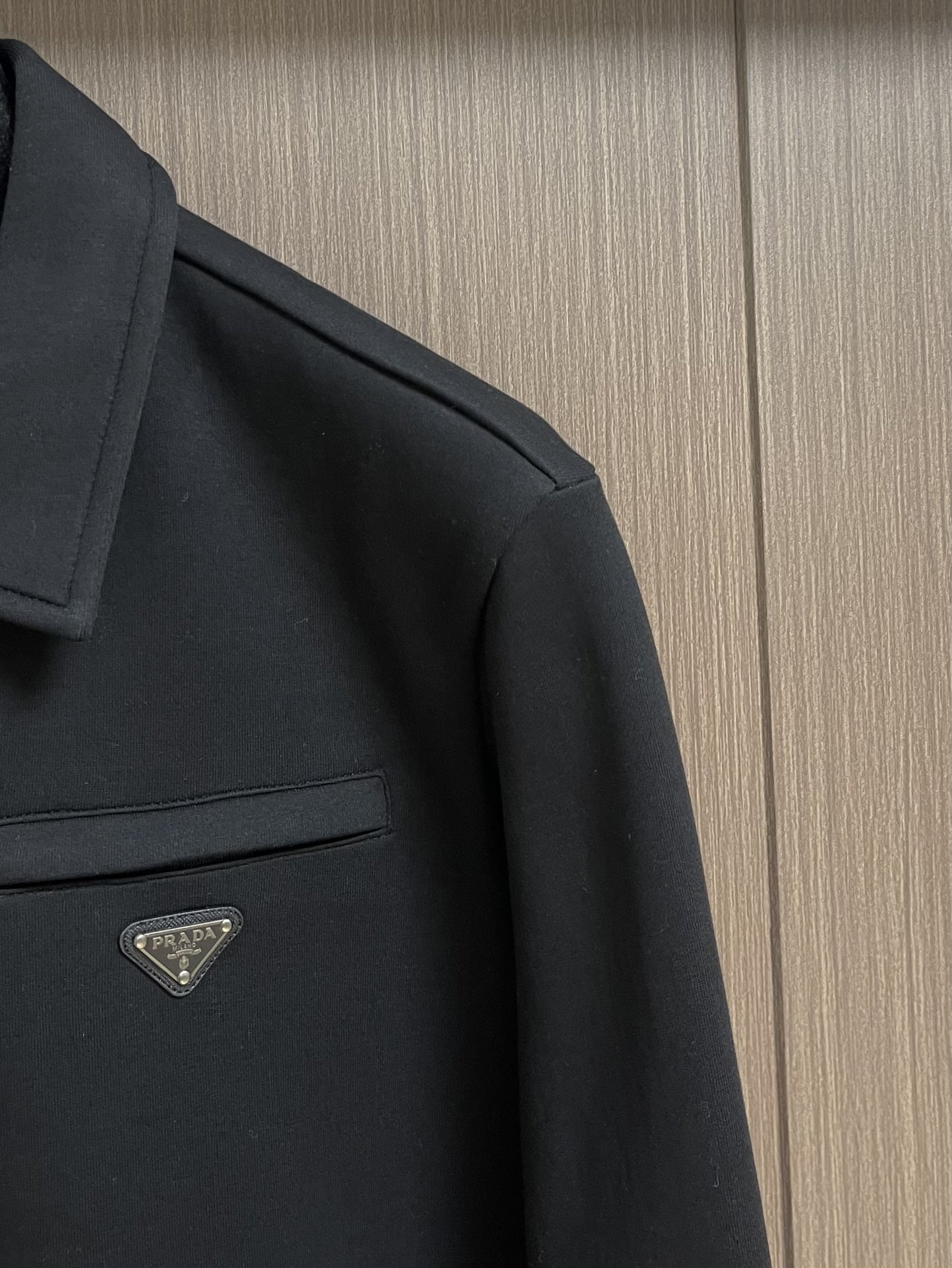 PRADA 尼龙丝光拼接罗马面料拉链外套，面料采用380克丝光双面，该款面料偏柔软，密度高，高密度面料可