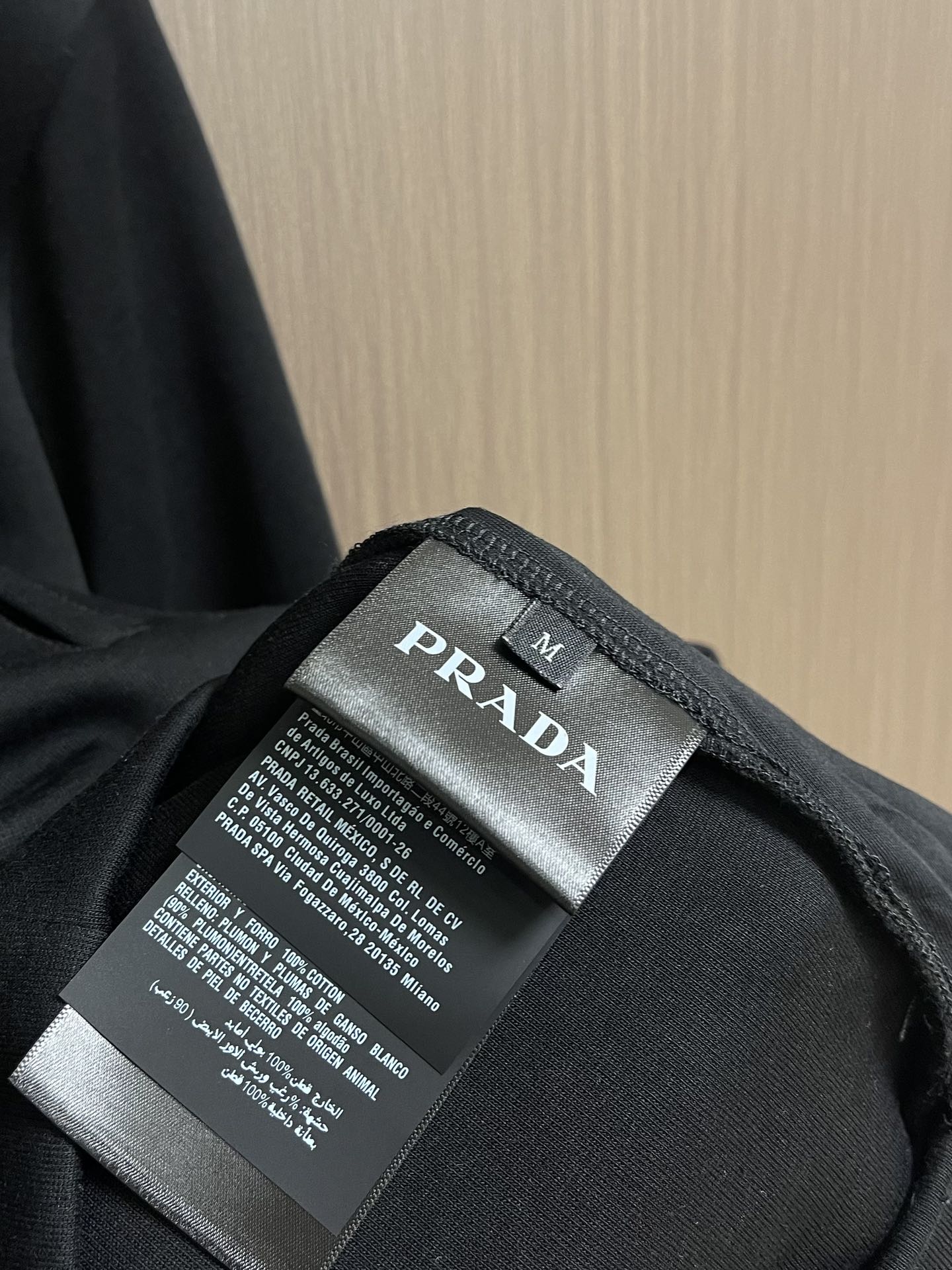 PRADA 尼龙丝光拼接罗马面料拉链外套，面料采用380克丝光双面，该款面料偏柔软，密度高，高密度面料可