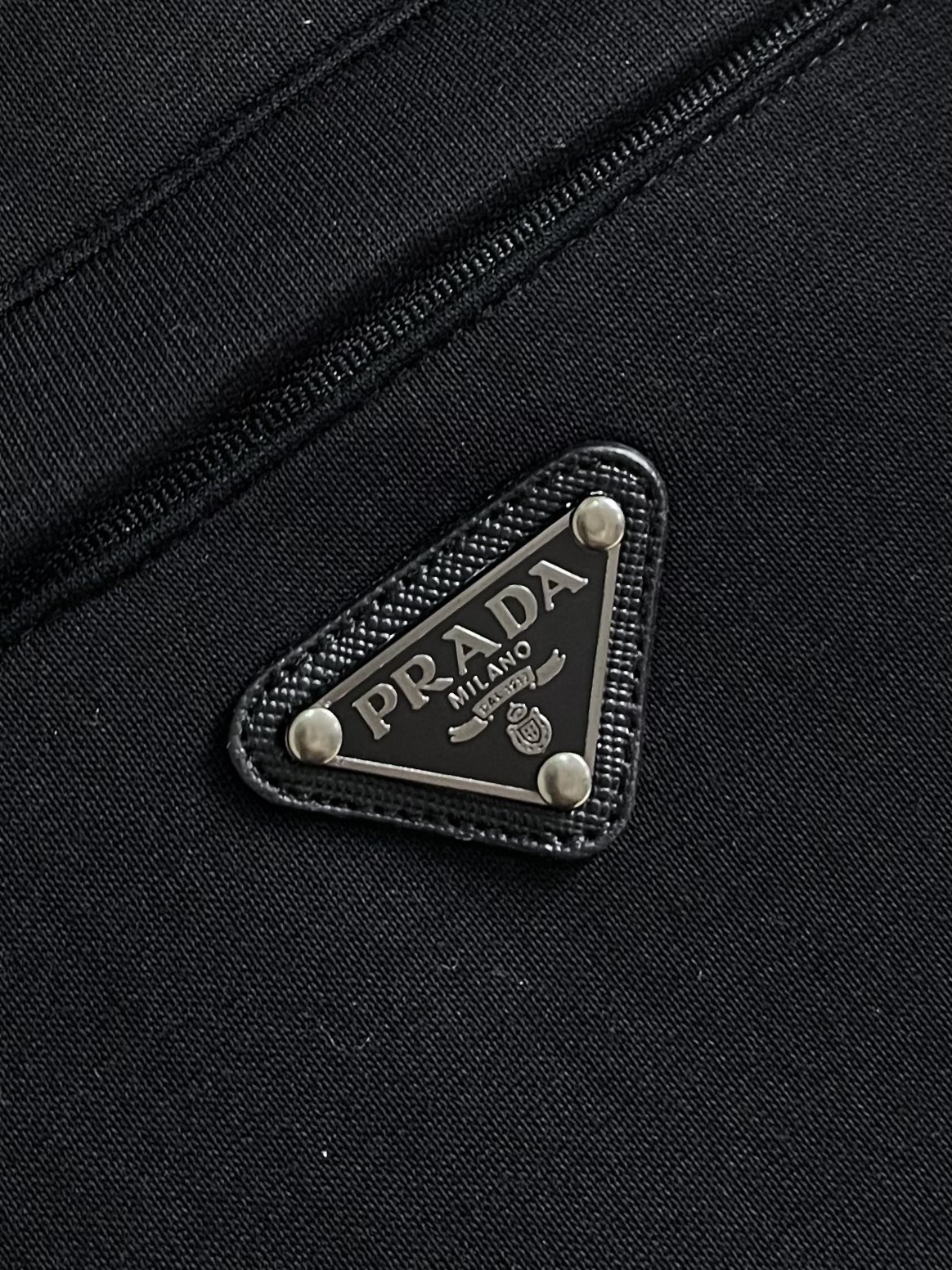 PRADA 尼龙丝光拼接罗马面料拉链外套，面料采用380克丝光双面，该款面料偏柔软，密度高，高密度面料可