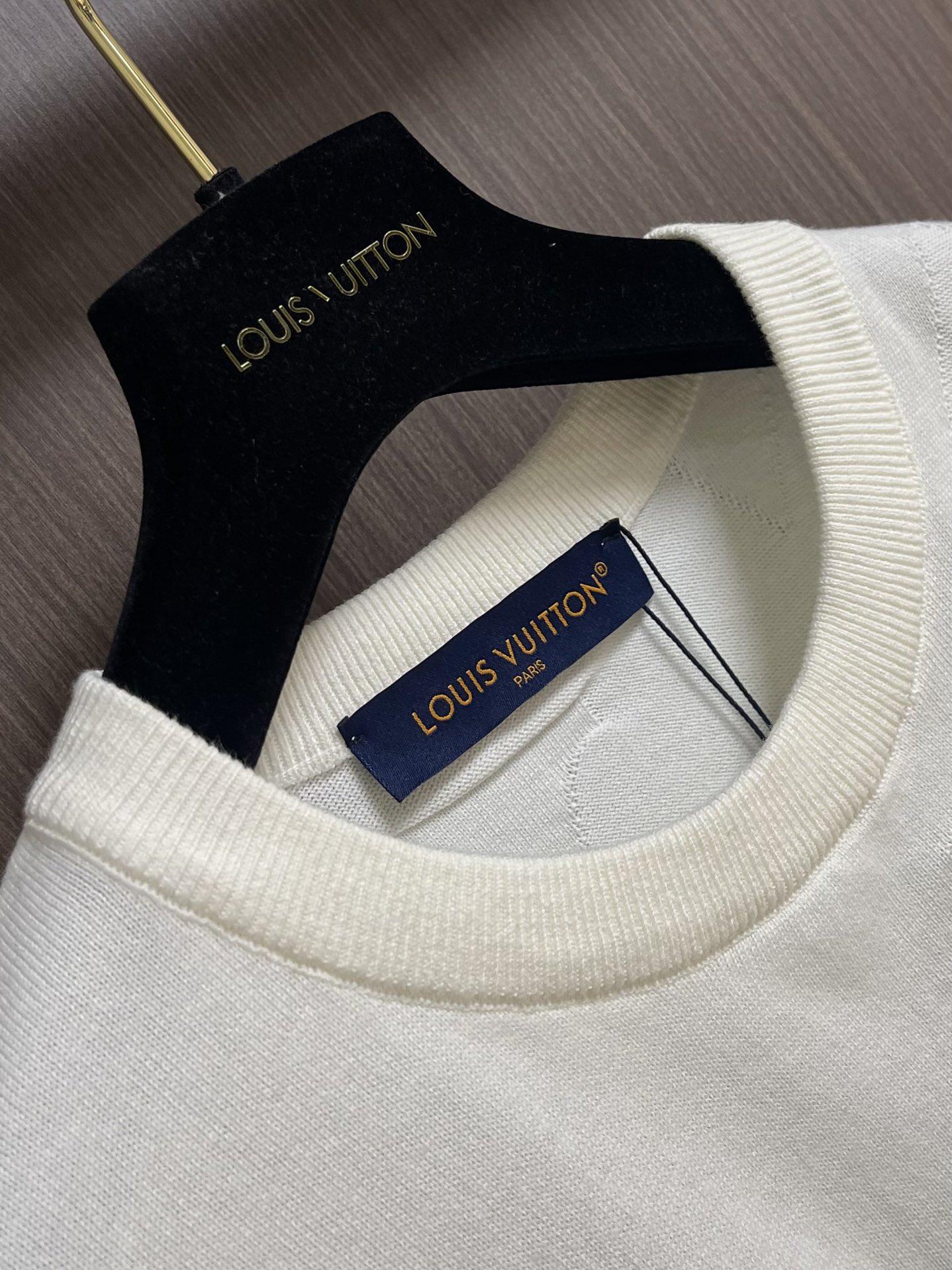 LV 2025FW 压花提花针织圆领短袖T恤，重工定位立体嵌花工艺贯穿时髦高级感！瑞士机织定位嵌花工艺，