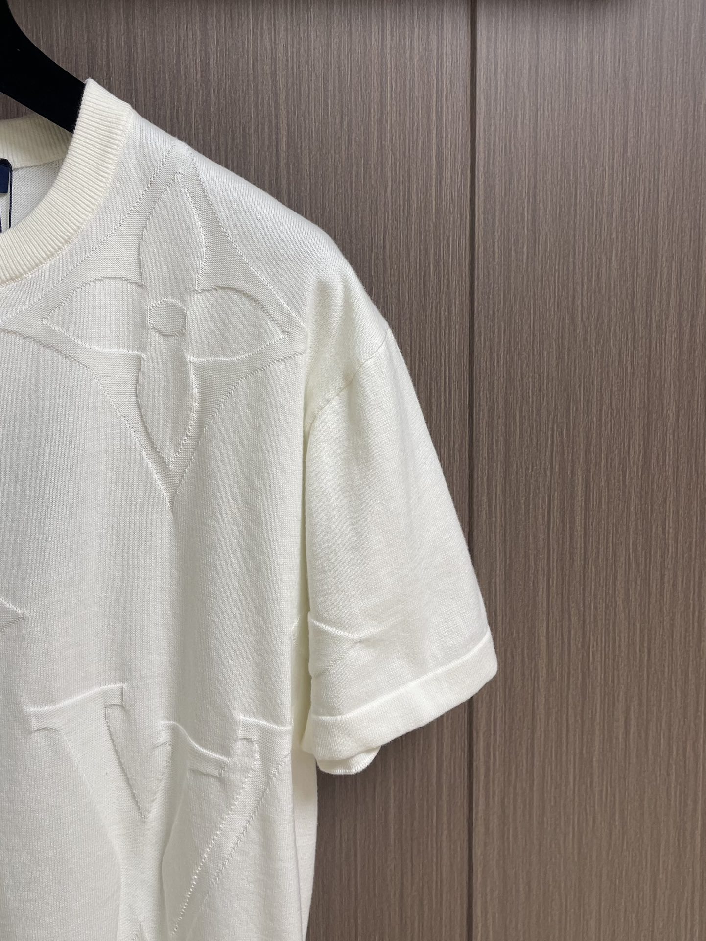 LV 2025FW 压花提花针织圆领短袖T恤，重工定位立体嵌花工艺贯穿时髦高级感！瑞士机织定位嵌花工艺，