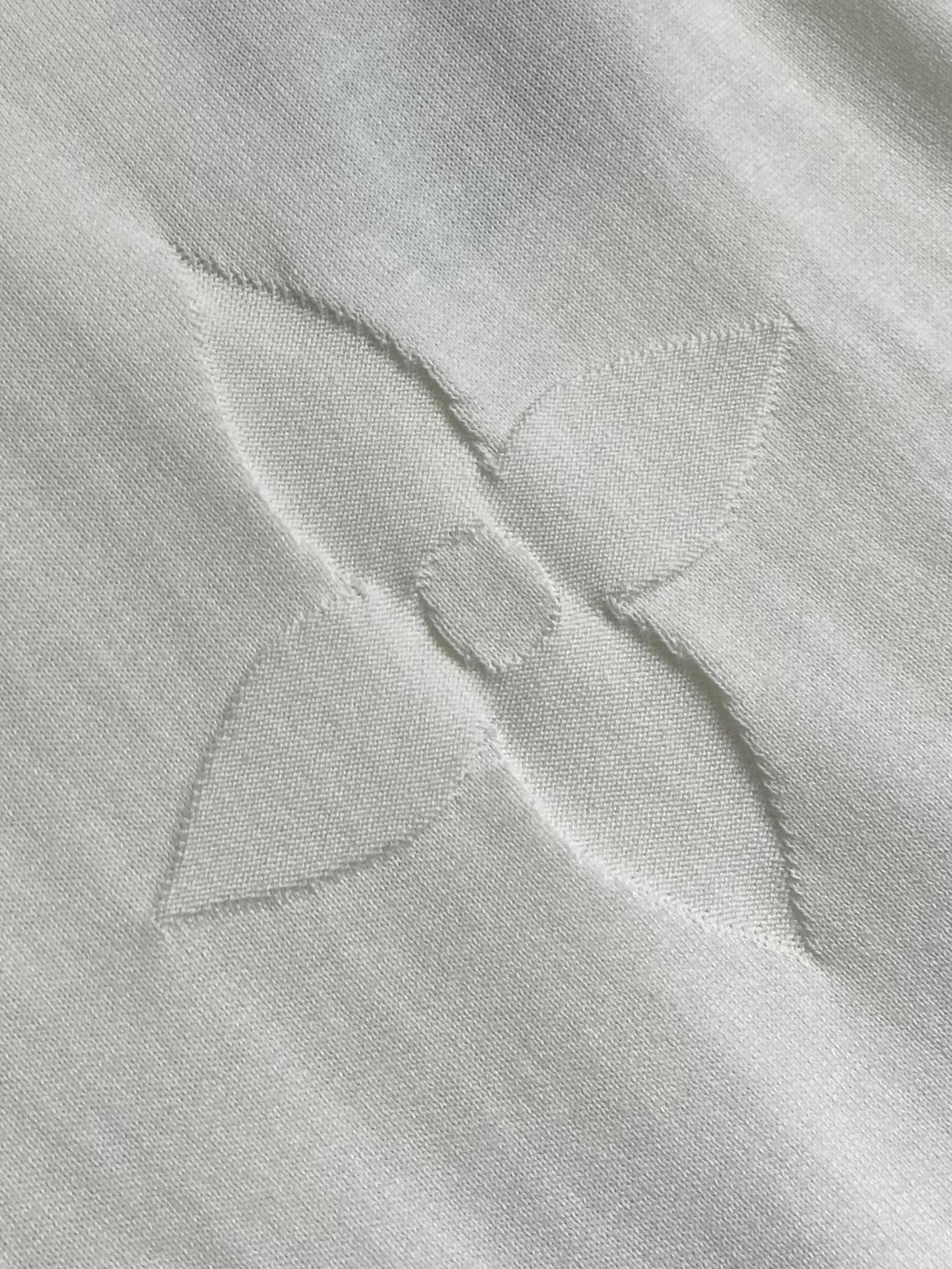 LV 2025FW 压花提花针织圆领短袖T恤，重工定位立体嵌花工艺贯穿时髦高级感！瑞士机织定位嵌花工艺，