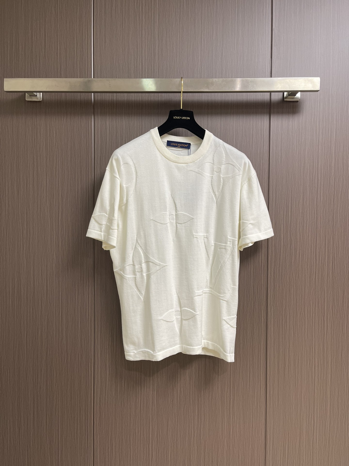 NO:547065,LV 2025FW embossed jacquard knitted round neck short-sleeved T-shirt, heavy industry positioning three-dimensional inlay technology throughout the fashionable and high-end sense!  Swiss woven positioning inlay craftsmanship, sporty style for men and women!  The classic wide version is fashionable and high-end!  Size S-XL, louis vuitton, T-shirt,tees, t-shirt,alexander wang19860909LV 2025FW 压花提花针织圆领短袖T恤,重工定位立体嵌花工艺贯穿时髦高级感！瑞士机织定位嵌花工艺, 运动气息男女同款！经典宽版版型时髦又高级！尺码S-XL,,louis vuitton,T-shirt,tees，t-shirt,alexander wang,Men's clothing