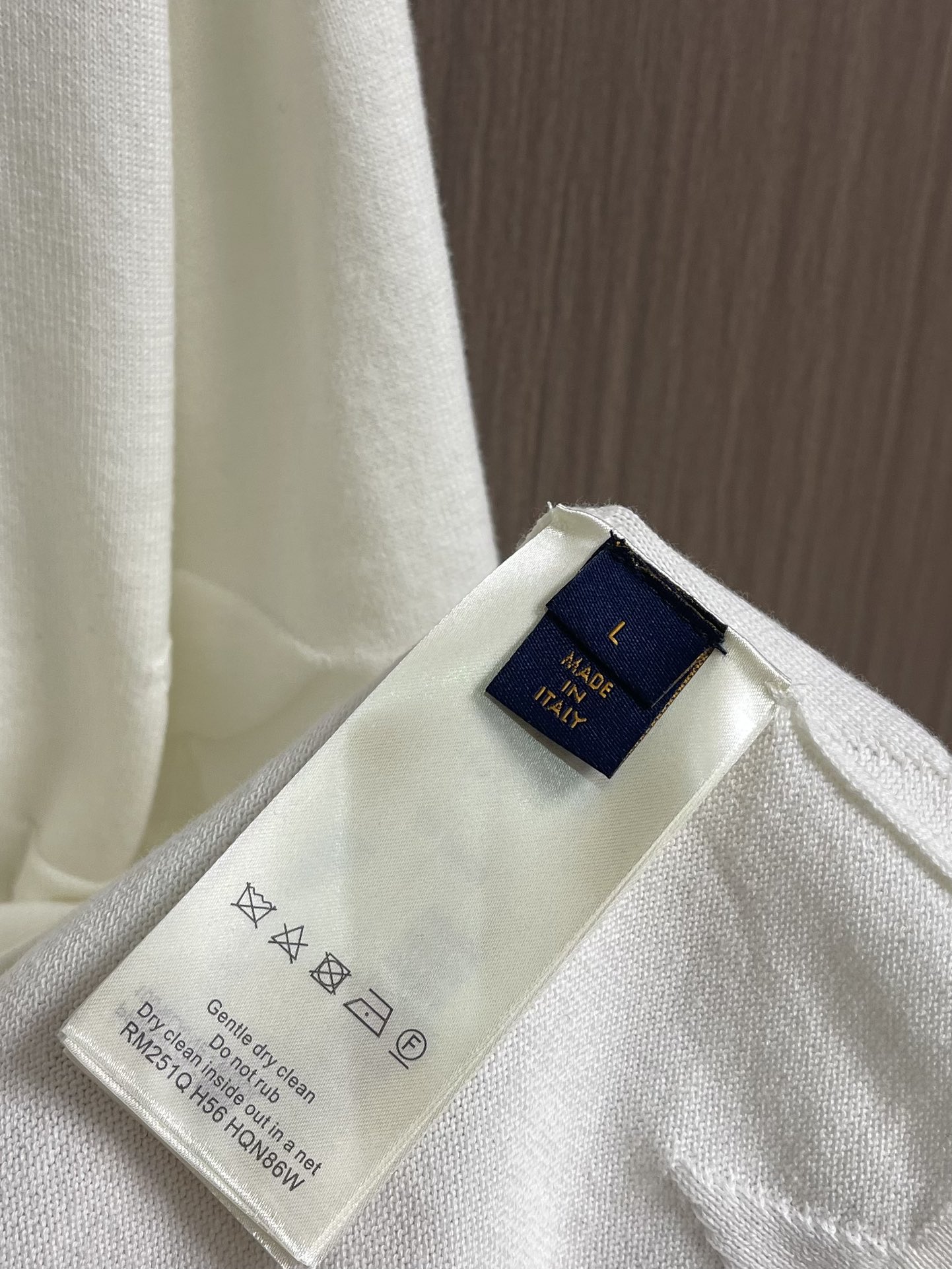 LV 2025FW 压花提花针织圆领短袖T恤，重工定位立体嵌花工艺贯穿时髦高级感！瑞士机织定位嵌花工艺，