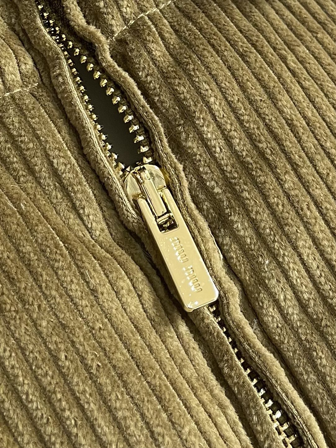 miumiu 2025ss新款 徽标贴布绣字母皮领羽绒服外套，牛皮革搭配天鹅绒材质、保暖与时髦轻松兼顾～