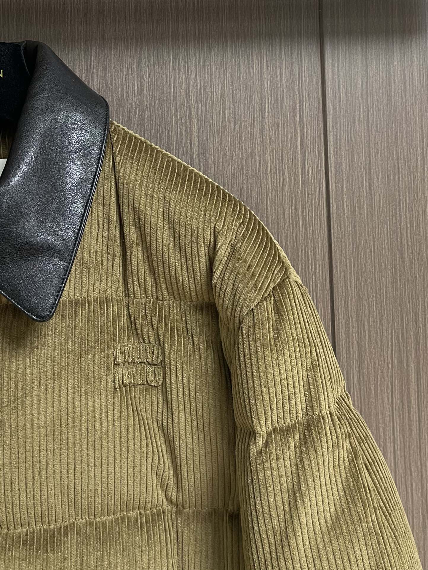 miumiu 2025ss新款 徽标贴布绣字母皮领羽绒服外套，牛皮革搭配天鹅绒材质、保暖与时髦轻松兼顾～