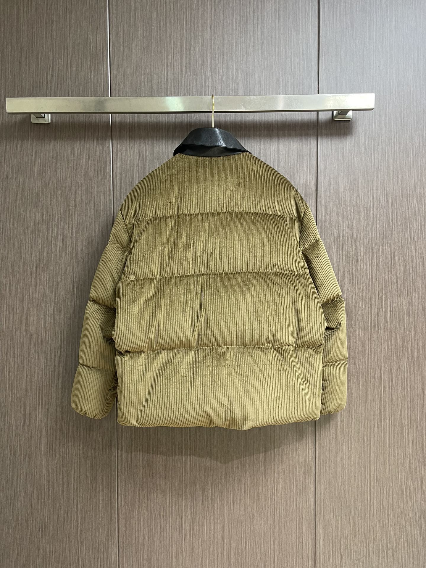 miumiu 2025ss新款 徽标贴布绣字母皮领羽绒服外套，牛皮革搭配天鹅绒材质、保暖与时髦轻松兼顾～