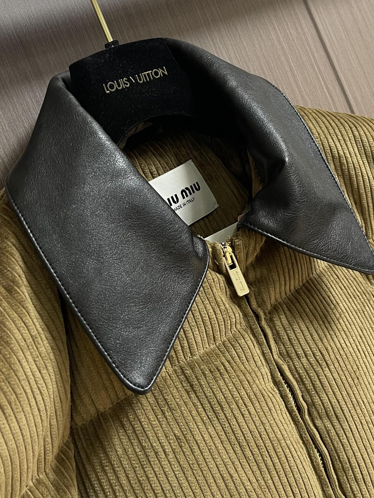 miumiu 2025ss新款 徽标贴布绣字母皮领羽绒服外套，牛皮革搭配天鹅绒材质、保暖与时髦轻松兼顾～