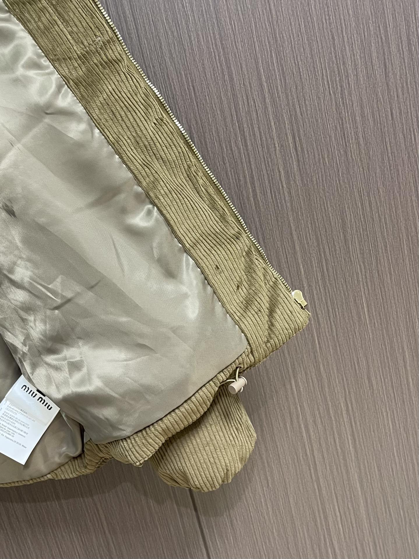 miumiu 2025ss新款 徽标贴布绣字母皮领羽绒服外套，牛皮革搭配天鹅绒材质、保暖与时髦轻松兼顾～