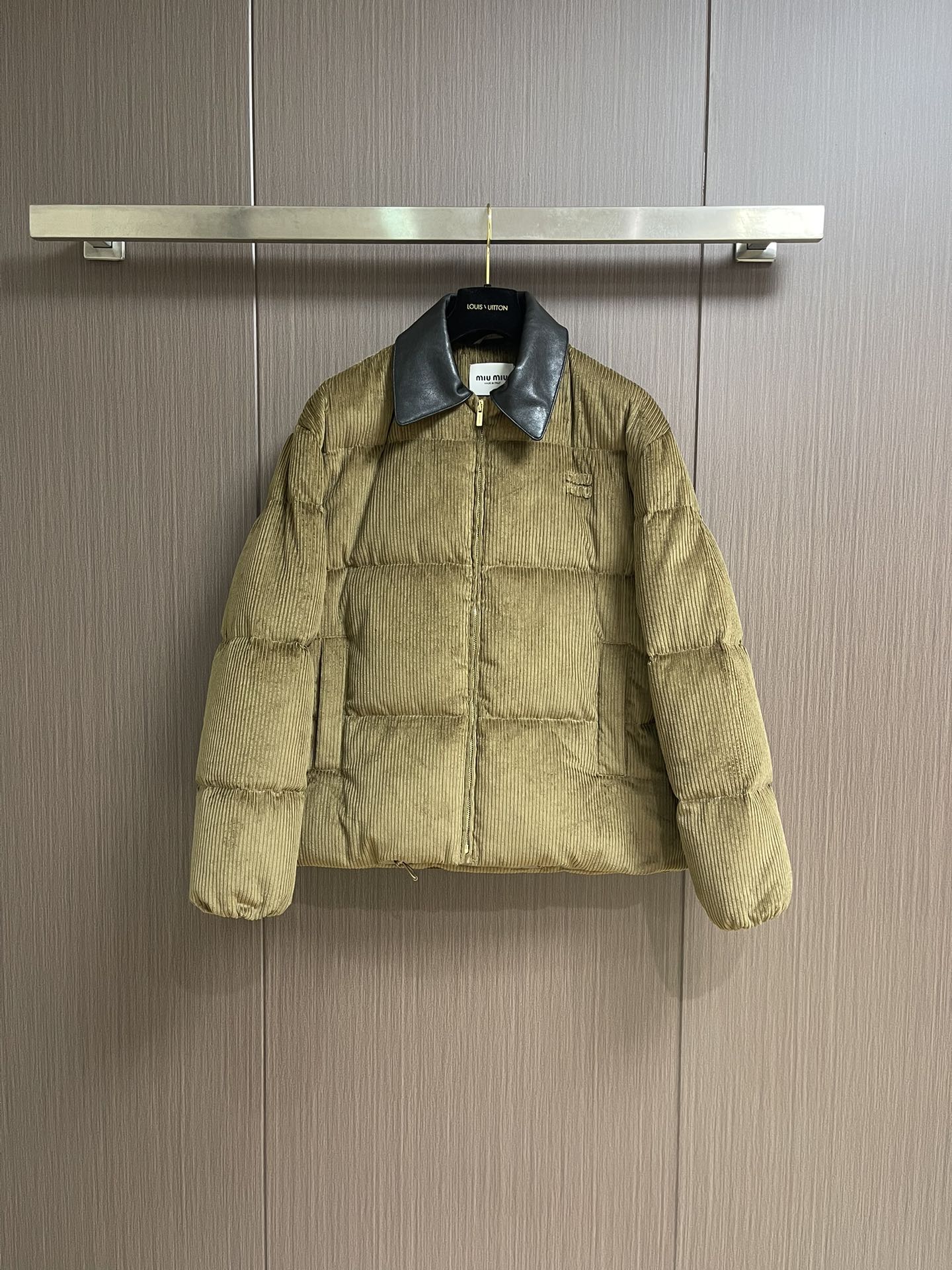 NO:547046,Miumiu 2025ss new logo patch embroidered letters leather collar down jacket, cowhide leather with velvet material, warmth and fashionable and easy to take into account~ Exclusive custom imported yb90 national standard filled white goose velvet material, bread stick plaid style, age-reducing and fashionable!  Hem tight adjustment design. Size 46-52, miumiu, jackets & coats, down jacket, cowhide, alexander wang19860909miumiu 2025ss新款 徽标贴布绣字母皮领羽绒服外套,牛皮革搭配天鹅绒材质、保暖与时髦轻松兼顾～独家定制进口yb90国标填充白鹅绒材质,面包条格造型,减龄又时尚！下摆松紧调节设计.尺码46-52,,miumiu,jackets & coats,down jacket,cowhide,alexander wang,Men's clothing