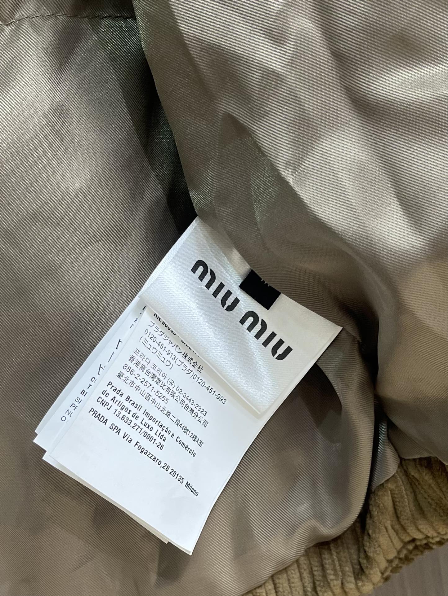 miumiu 2025ss新款 徽标贴布绣字母皮领羽绒服外套，牛皮革搭配天鹅绒材质、保暖与时髦轻松兼顾～