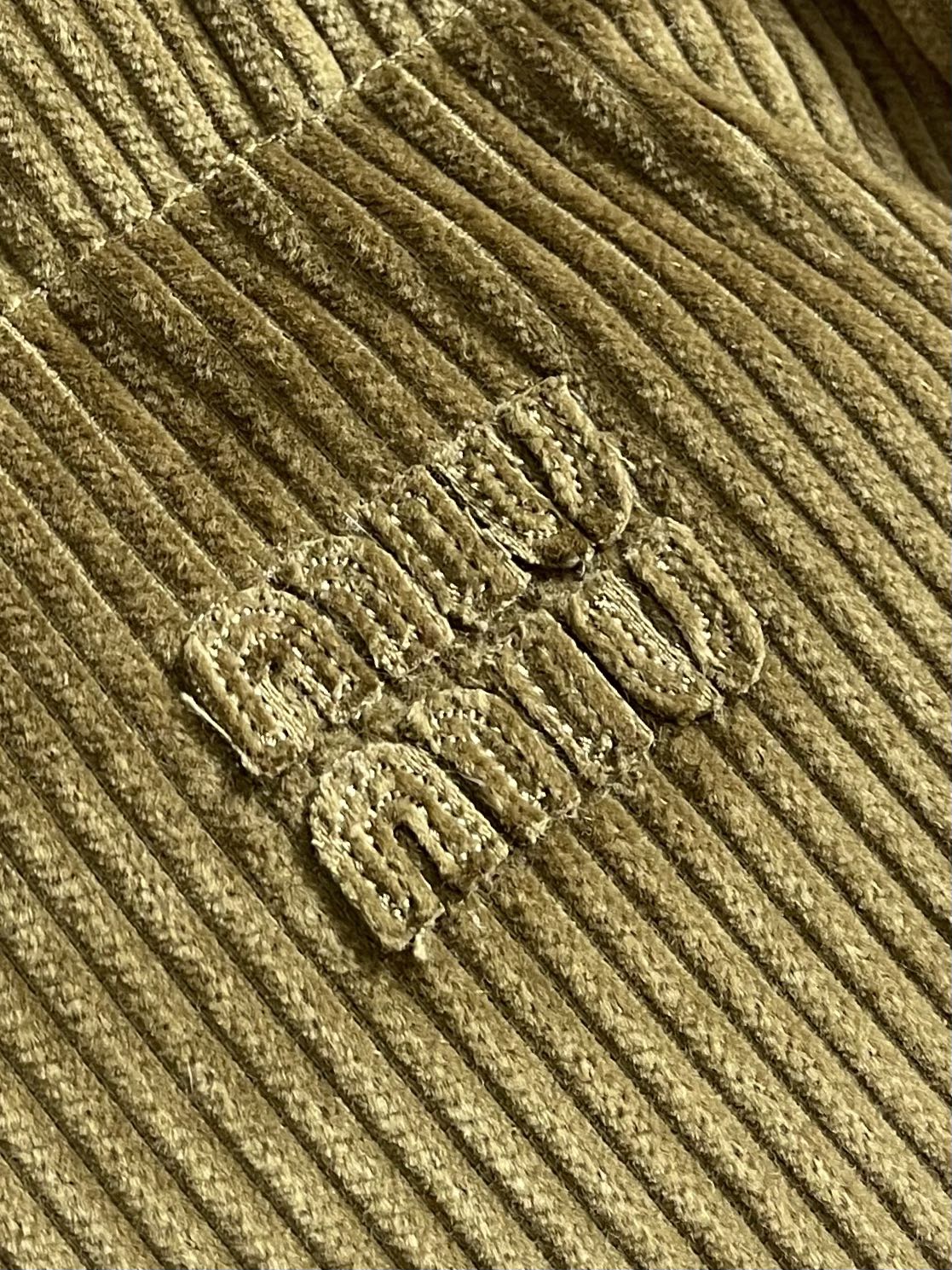 miumiu 2025ss新款 徽标贴布绣字母皮领羽绒服外套，牛皮革搭配天鹅绒材质、保暖与时髦轻松兼顾～