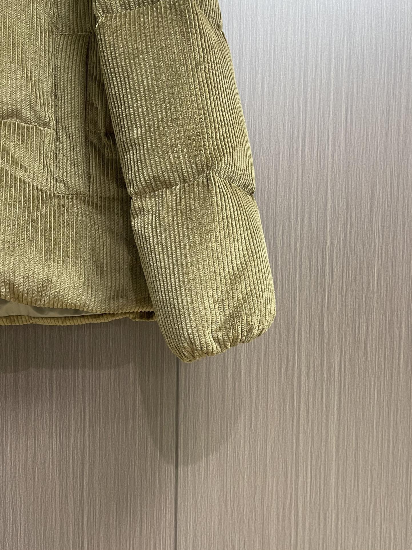 miumiu 2025ss新款 徽标贴布绣字母皮领羽绒服外套，牛皮革搭配天鹅绒材质、保暖与时髦轻松兼顾～