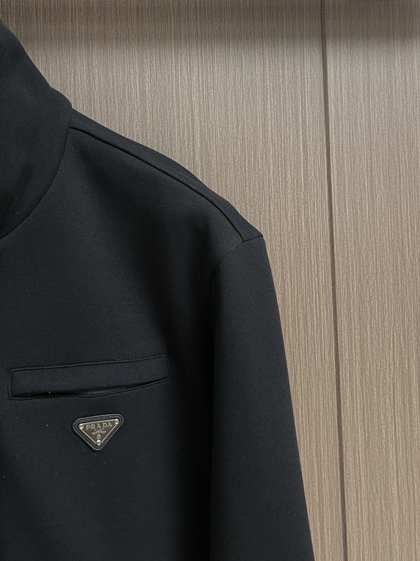 Prada 尼龙丝光拼接罗马面料拉链外套，采用380克丝光双面，该款面料偏柔软，密度高，高密度面料可有效