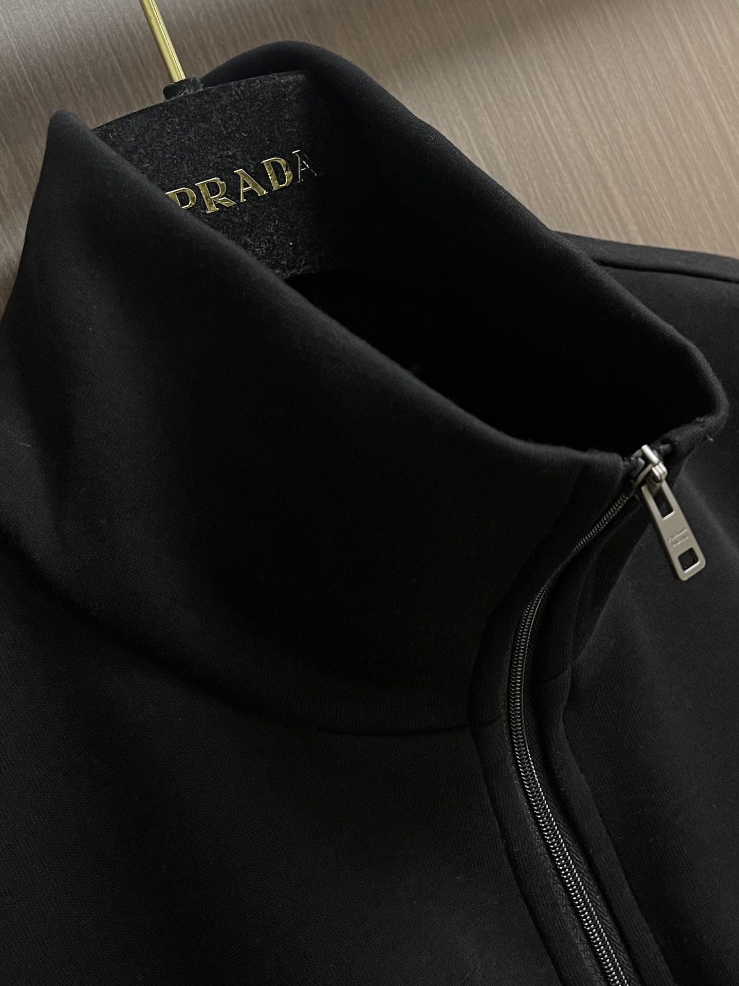 Prada 尼龙丝光拼接罗马面料拉链外套，采用380克丝光双面，该款面料偏柔软，密度高，高密度面料可有效