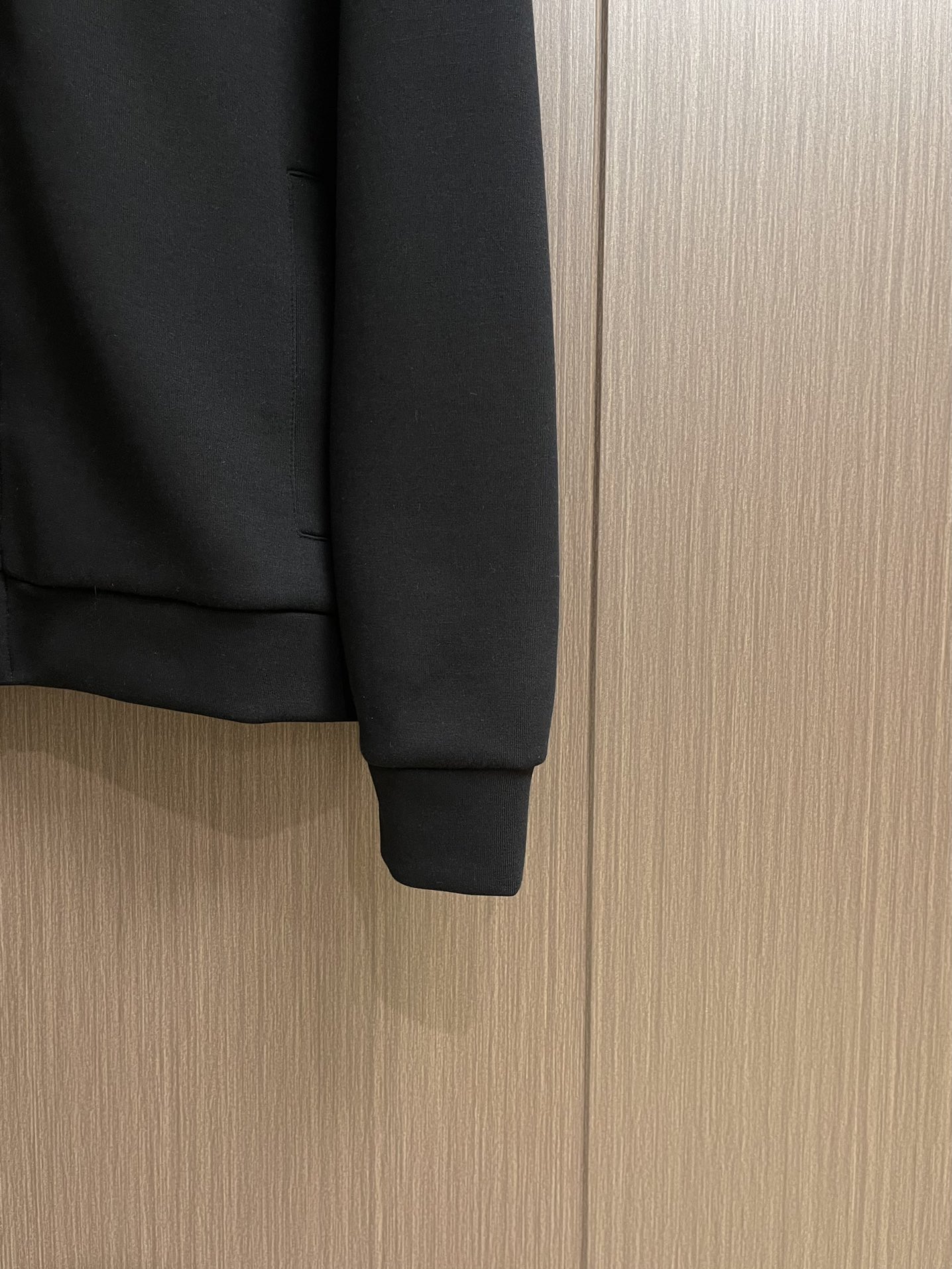 Prada 尼龙丝光拼接罗马面料拉链外套，采用380克丝光双面，该款面料偏柔软，密度高，高密度面料可有效
