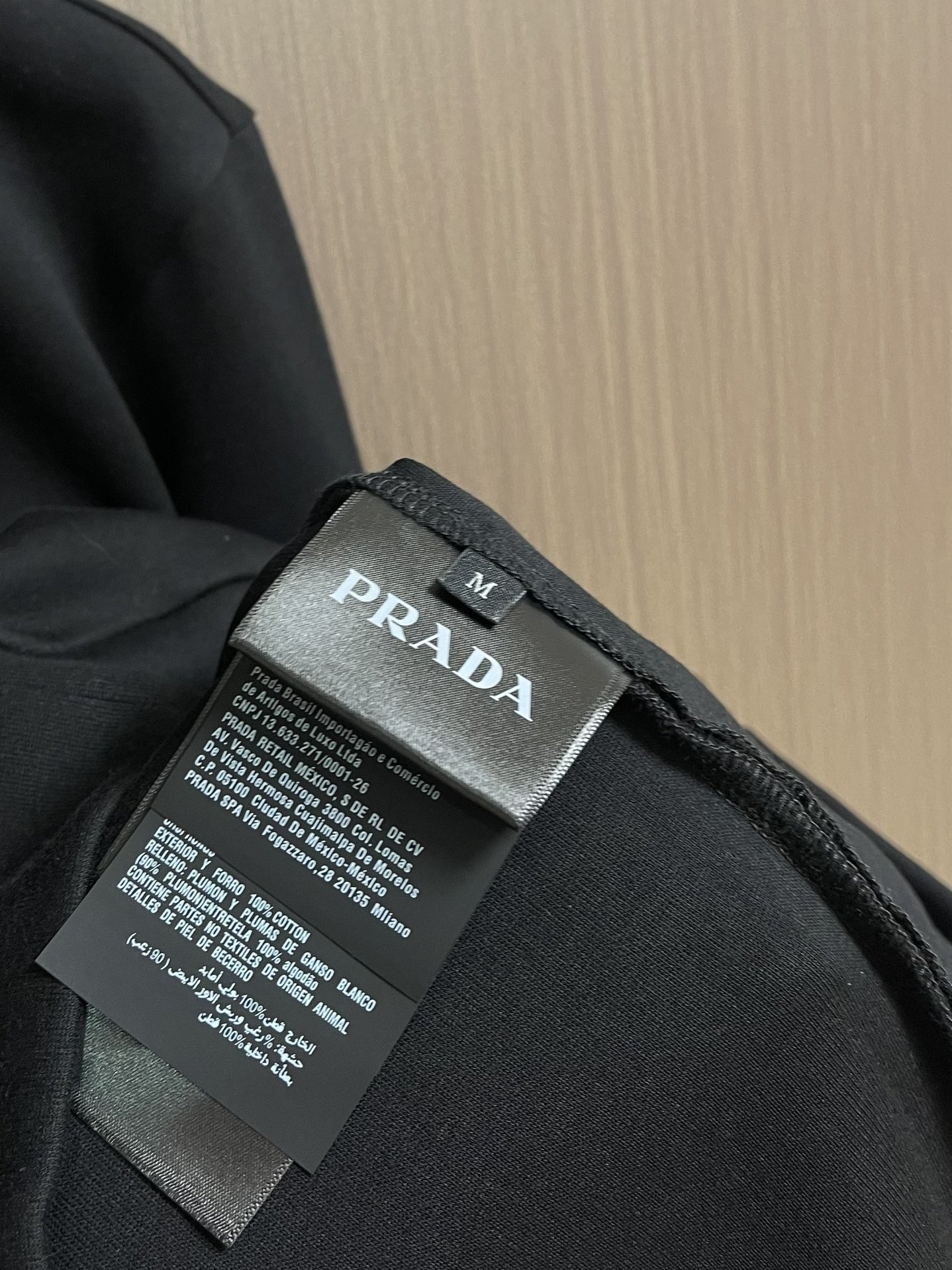 Prada 尼龙丝光拼接罗马面料拉链外套，采用380克丝光双面，该款面料偏柔软，密度高，高密度面料可有效