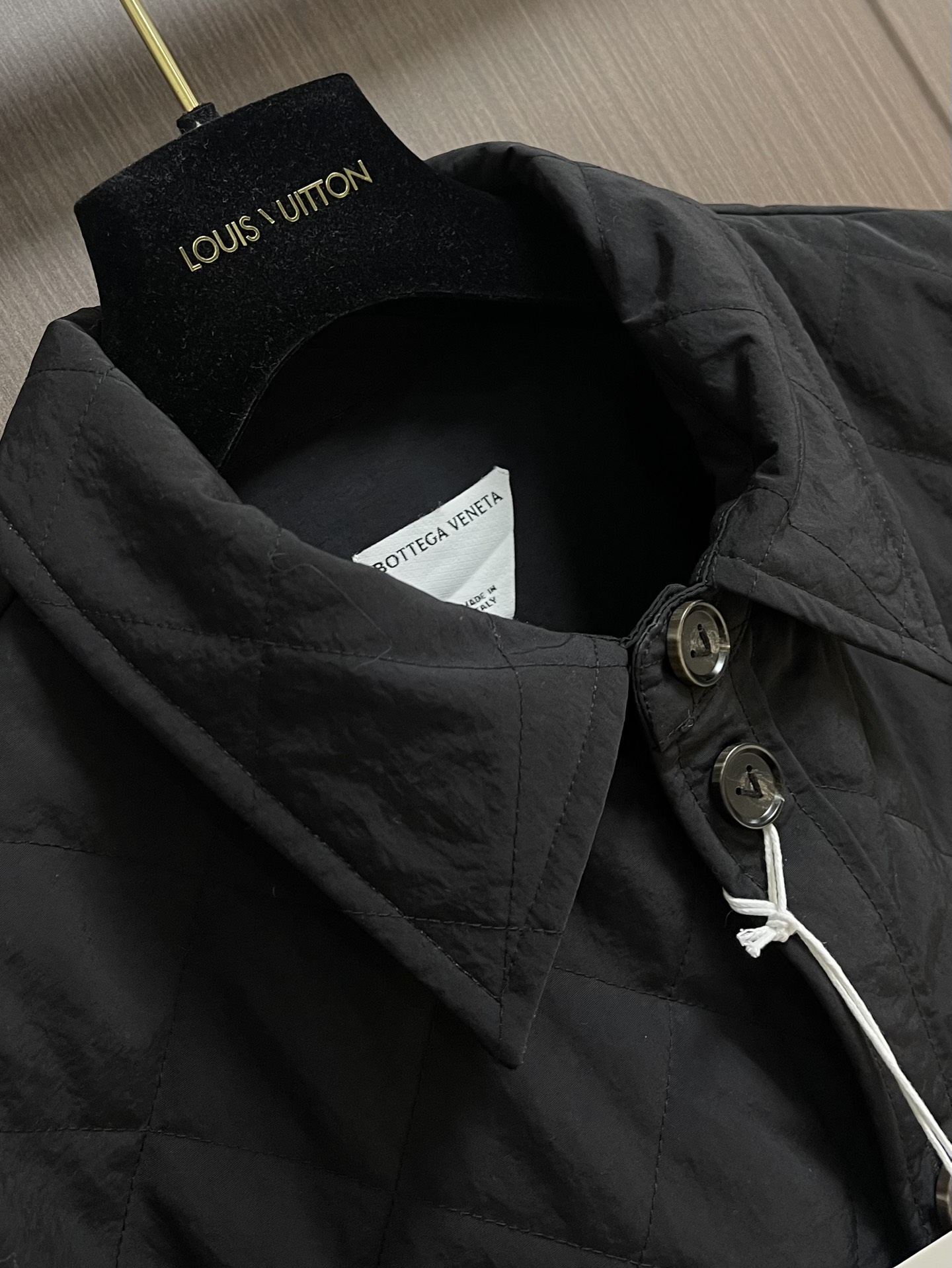 BOTTAGE VENETA BV 口袋标识贴饰棉服外套，面料选用79％棉和21％锦纶混纺而成，高棉含量