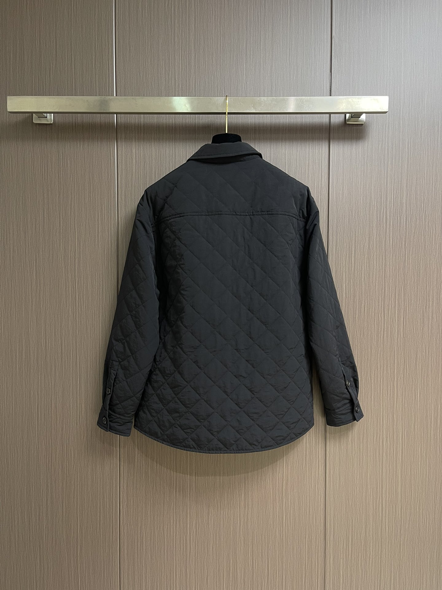 BOTTAGE VENETA BV 口袋标识贴饰棉服外套，面料选用79％棉和21％锦纶混纺而成，高棉含量