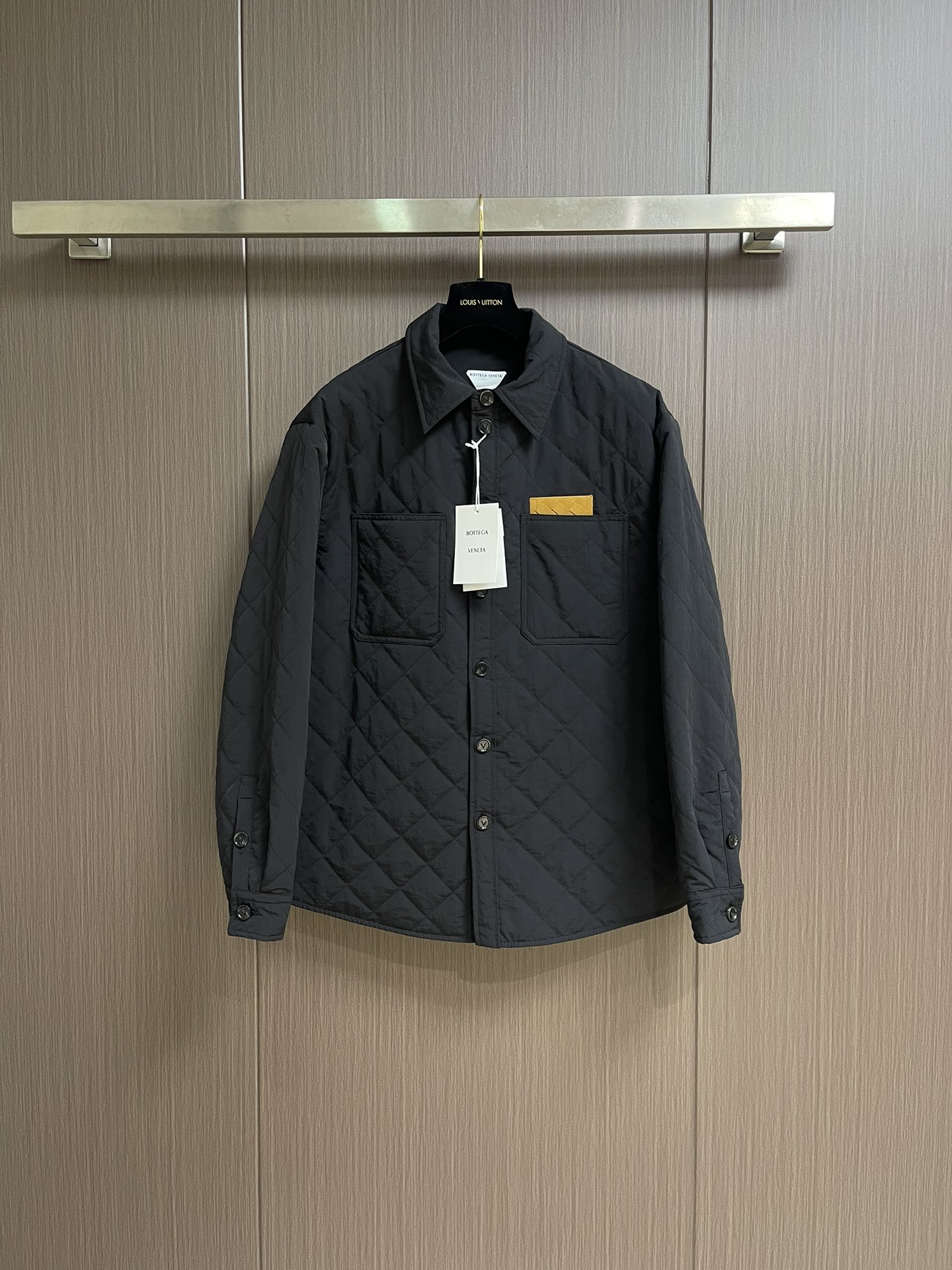 NO:547016,BOTTAGE VENETA B.V.   The cotton jacket with pocket logo patches is made of a blend of 79% cotton and 21% nylon. The high cotton content ensures that the fabric is skin-friendly, soft and breathable. The addition of nylon acts as a 'skeleton', which is strong, wear-resistant, anti-wrinkle and not easy to deform, making up for the unfavorable characteristics of cotton such as easy shrinkage and wrinkles. Through the perfect blending ratio and excellent weaving, it presents a low-key sense of luxury. Through the computerized quilting machine of the center seam heavy industry  The system defines the size, angle, and row spacing of the rhombus, stacks and fixes the surface fabric and cotton layers together, and accurately adjusts the tension, speed, and stitches of the machine. After the operation, each rhombus grid is formed with a completely consistent concave and convex three-dimensional pattern. Selected lambskin is cut into slender leather strips and crisscrossed together to form woven leather details that are decorated on the chest patch pockets to enhance visual beauty and layering. Sizes 46-52, Bottega   veneta,bottega veneta,jackets & coats,sheepskin,alexander wang19860909BOTTAGE VENETA BV 口袋标识贴饰棉服外套,面料选用79％棉和21％锦纶混纺而成,高棉含量保证了面料亲肤、柔软、透气等优良特性.锦纶的加入起到了'骨架'的作用,强度高、耐磨、抗皱且不易变形,弥补了棉易缩水,起皱等不良特性.通过完美的混纺比例和精良的织法,呈现出一种低调的奢华感.通过中缝重工绗缝机电脑系统定义菱形大小、角度、行列间距,将表布、棉层叠放固定在一起,精确调整机器的张力、速度和针脚,作业之后形成每一个菱形格完全一致的凹凸立体图案.精选小羊皮切割成细长皮条纵横交错地编织在一起,形成的编织皮革细节饰于胸贴袋口之上,强化视觉美感和层次感.尺码46-52,,bottega veneta,bottega veneta,jackets & coats,sheepskin,alexander wang,Men's clothing