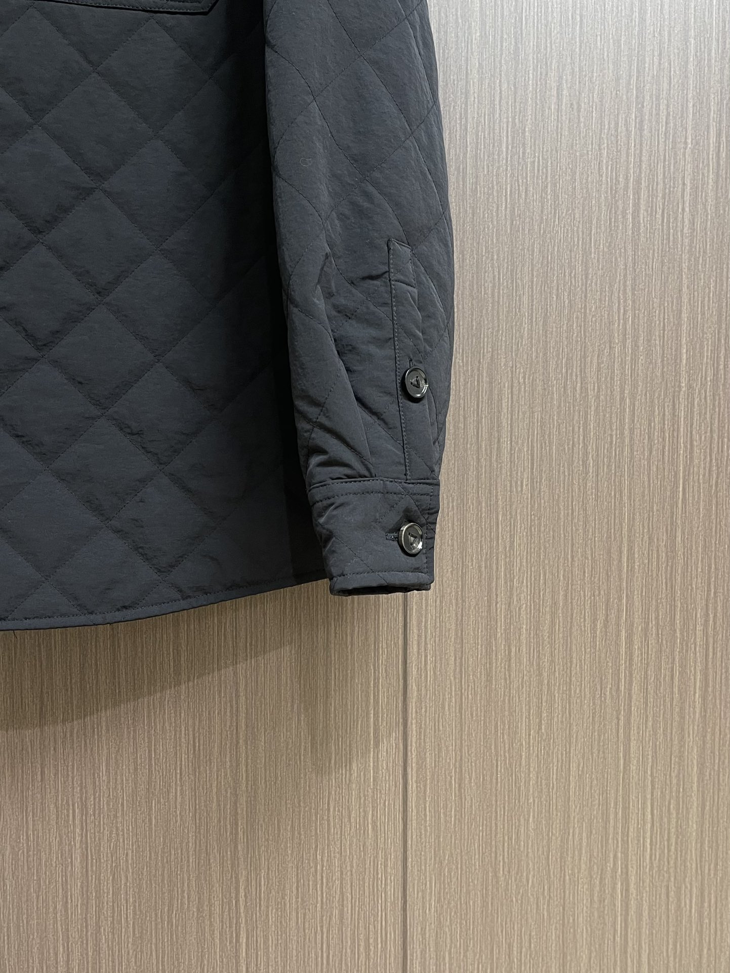 BOTTAGE VENETA BV 口袋标识贴饰棉服外套，面料选用79％棉和21％锦纶混纺而成，高棉含量