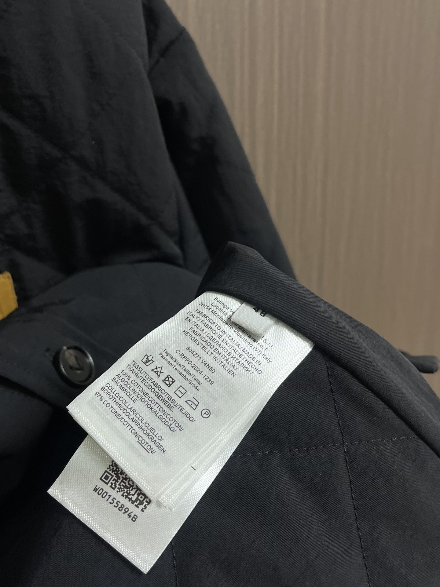 BOTTAGE VENETA BV 口袋标识贴饰棉服外套，面料选用79％棉和21％锦纶混纺而成，高棉含量