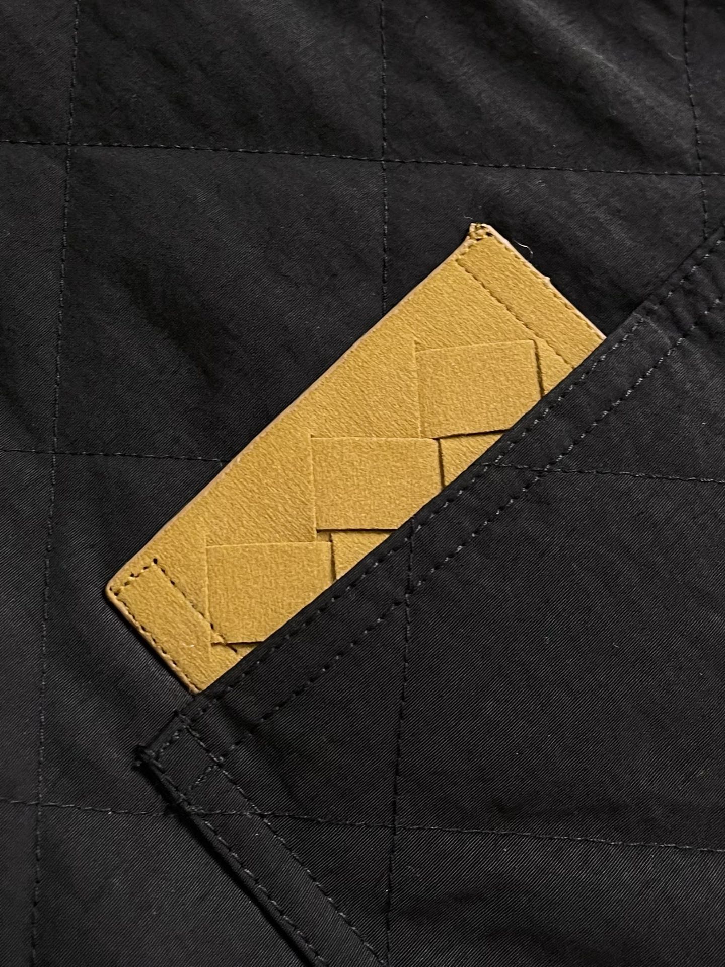 BOTTAGE VENETA BV 口袋标识贴饰棉服外套，面料选用79％棉和21％锦纶混纺而成，高棉含量