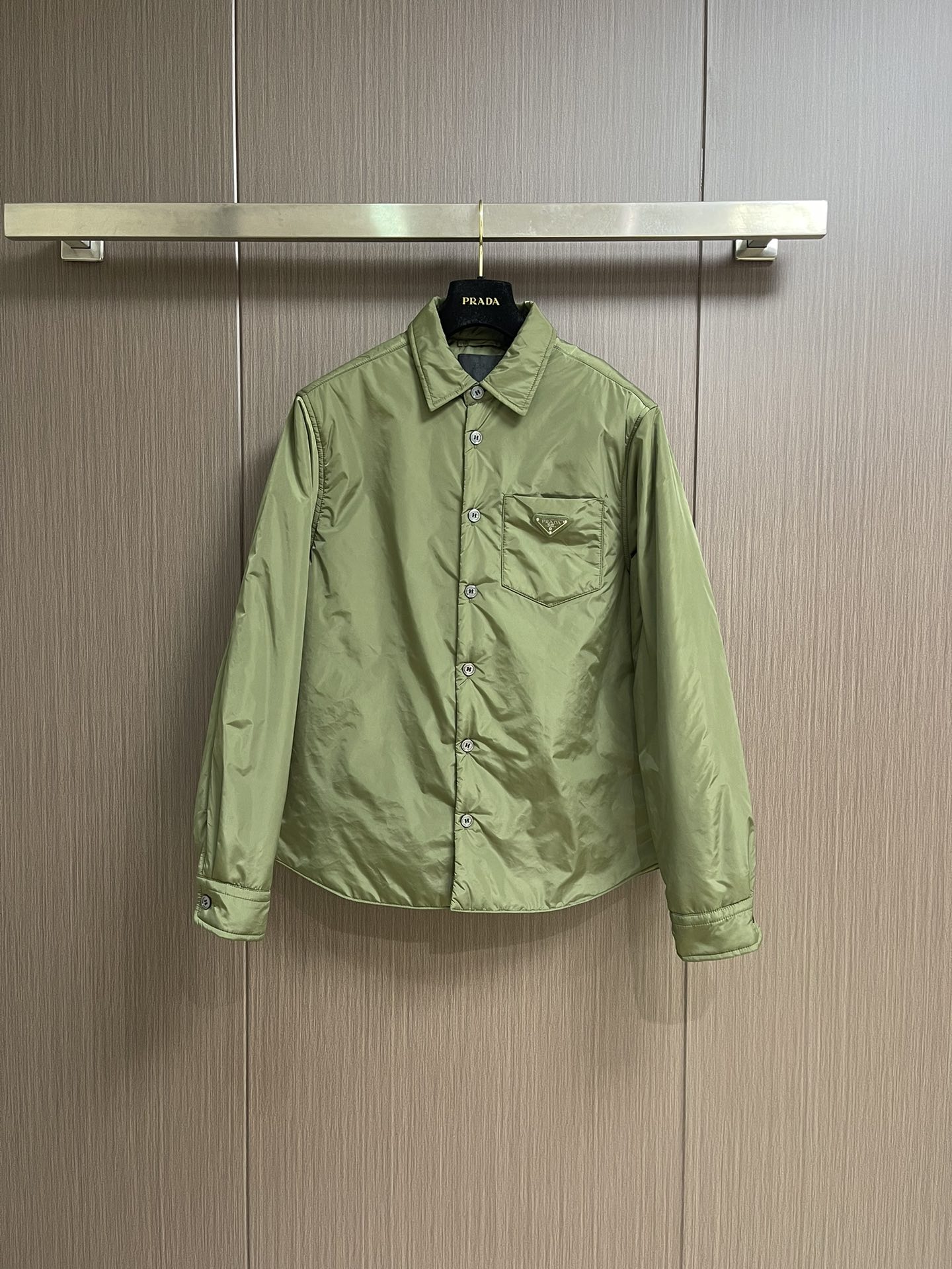 NO:548572,Prada  The triangle logo nylon shirt is made of the brand's iconic regenerated nylon fabric, which has the same performance as traditional nylon and has high strength, tear resistance, abrasion resistance and other properties. It is light in texture and has waterproof function suitable for various scene needs. It is anti-wrinkle and quick-drying and is easy to care for and maintain on a daily basis. The collar, cuffs and hem are carefully cut and sewn to ensure  The whole piece looks exquisite and stylish. It is cleverly integrated into the iconic triangle design to enhance the brand's recognition. Prada not only focuses on beautiful design, but also emphasizes practicality, ensuring that the wearer can feel warm and comfortable while enjoying fashion. Sizes S-XL,, prada, prada, shirts, alexander  wang19860909Prada 三角标识尼龙衬衫,选用品牌标志性的再生尼龙面料,与传统尼龙性能相当,具备高强度,抗撕裂,耐磨损等特性.其质地轻盈,同时又具备防水功能适合多场景需求.抗皱,快干的特点也易于日常打理维护.领口、袖口和下摆都经过精心剪裁与缝制,确保整件看起来精致而有型.巧妙地融入标志性的三角标设计,提升品牌的辨识度.普拉达不仅注重美观设计,更强调实用性,确保穿着者在享受时尚的同时也能感受到温暖与舒适.尺码S-XL,,prada,prada,shirts,alexander wang,Men's clothing