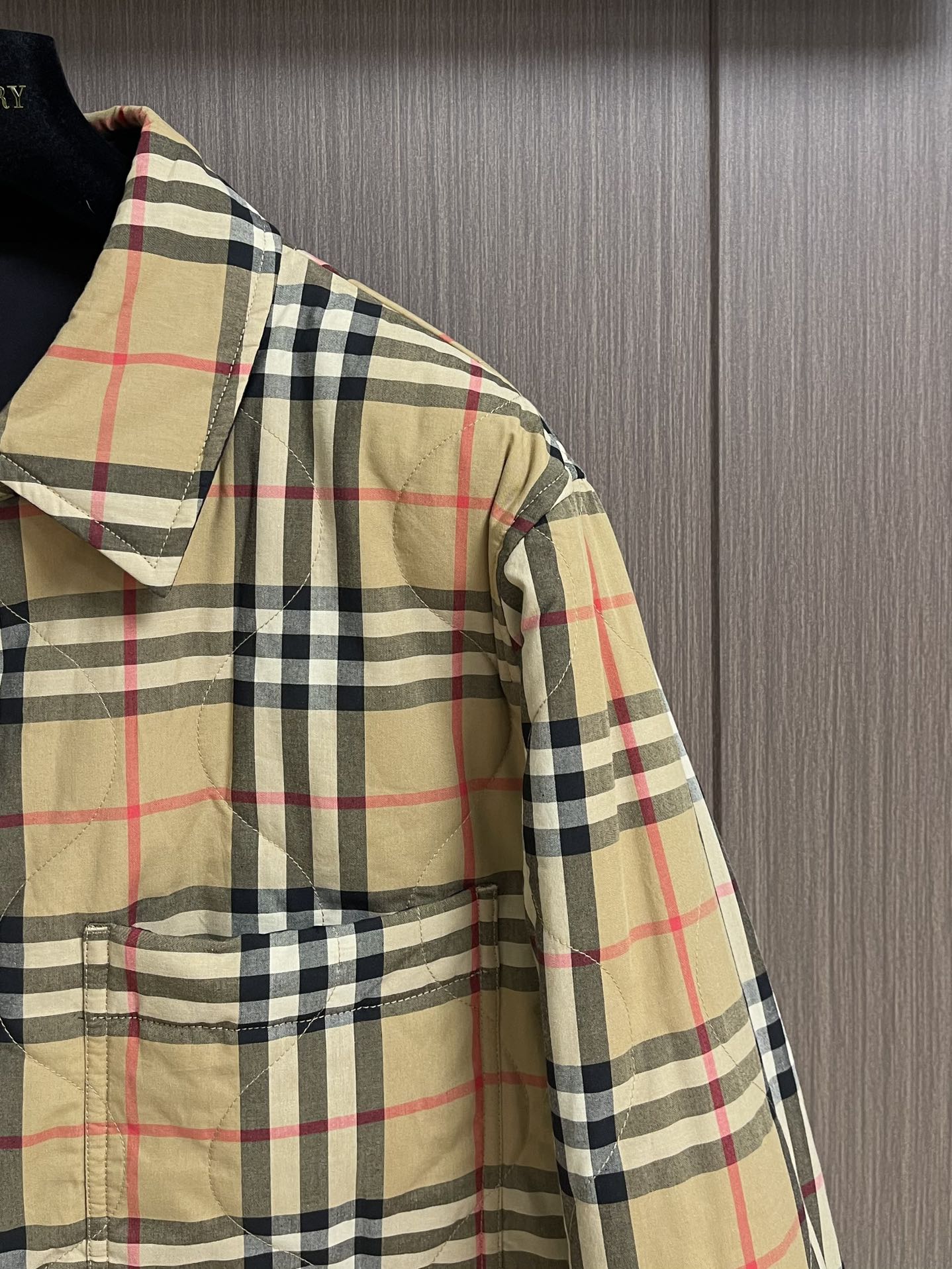 BURBERRY 格纹绗缝双面穿棉服，面料选用100％棉纱线染色之后编织而成，棉纤维具有天然的亲肤性和透