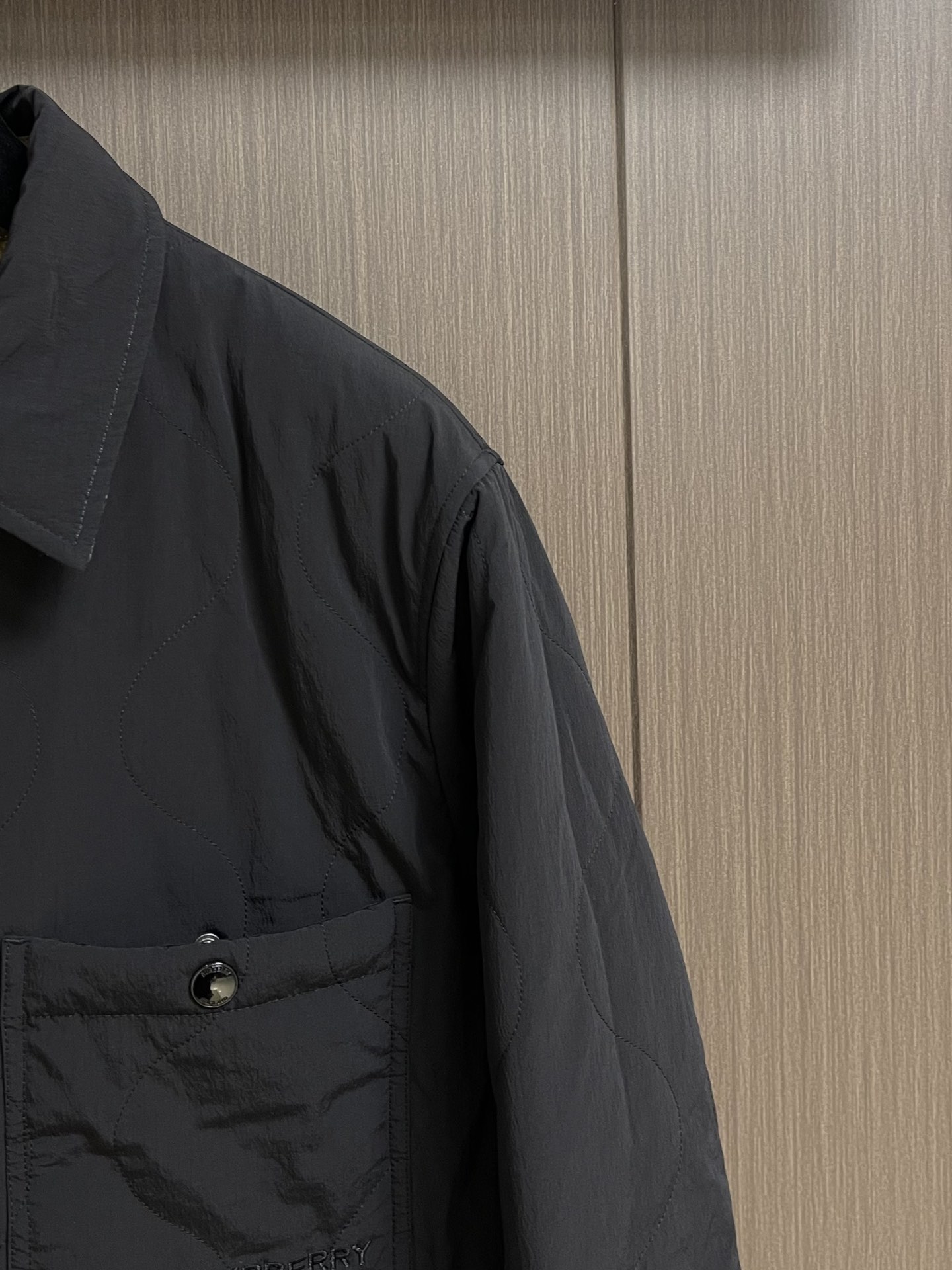 BURBERRY 格纹绗缝双面穿棉服，面料选用100％棉纱线染色之后编织而成，棉纤维具有天然的亲肤性和透