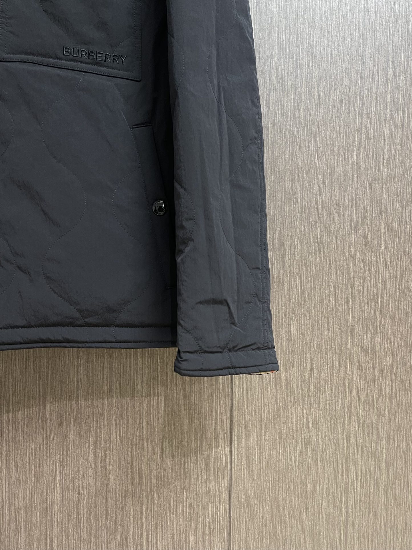 BURBERRY 格纹绗缝双面穿棉服，面料选用100％棉纱线染色之后编织而成，棉纤维具有天然的亲肤性和透