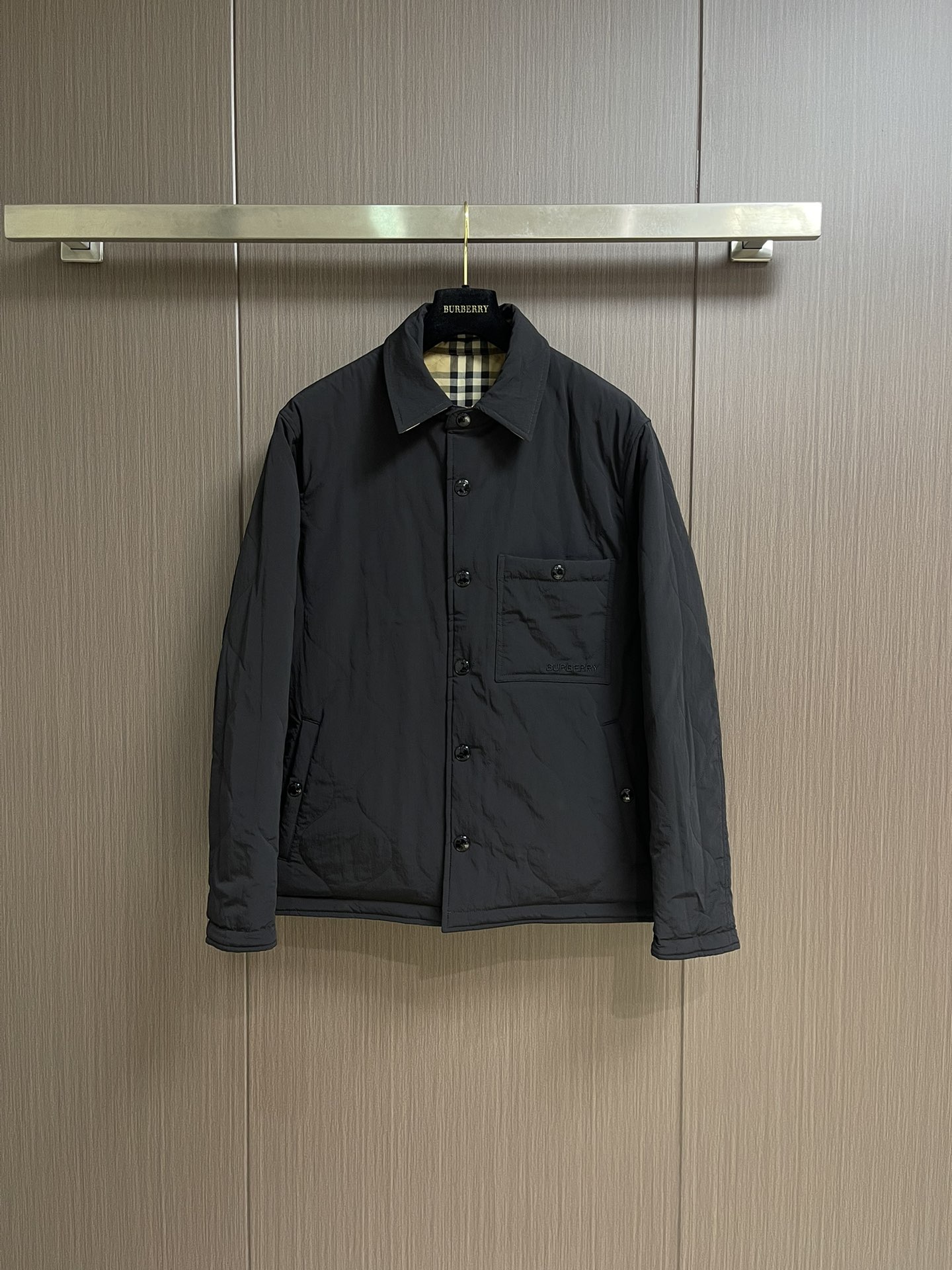 NO:547024,BURBERRY   Checkered quilted double-sided cotton clothing. The fabric is dyed and woven with cotton yarn. The cotton fiber has natural skin-friendliness and breathability, and has high color fastness. The checkered lines change through the depth of the yarn color and weave to form a faint relief effect. It is smooth to the touch but rich in visual layers. The pattern is woven into the bone and will not fade easily after repeated washing.  , wear and tear. It is woven from polyester fiber, which has extremely high strength and wear resistance, and at the same time has a low density. After being made into the fabric, it is still very light, which reduces the overall burden. The letter embroidery decorated on the black chest patch pocket is set by a computer embroidery machine to a very high stitch density, and the fabric and the backing are tightly fixed on the frame of the embroidery machine.  The force is uniform and just right. The double-axis linear guide drives the embroidery frame, and the frame moving accuracy can reach 0.01mmP, ensuring precise positioning and clear embroidery patterns. The wave arc and row spacing are defined through the computer system of the quilting machine, and the surface fabric, cotton layer and another fabric are stacked and fixed together, and the tension, speed and stitches of the machine are accurately adjusted during operation.  The stitches are smooth and even, with no sense of frustration, and the smooth curves are accurately arranged on the cut pieces. The positioning cutting machine is used to accurately cut the fabric, and the overall quality is improved through optical positioning and mechanical positioning. Each product meets the high standards of alignment. Sizes S-XL, burberry, alexander   wang19860909BURBERRY 格纹绗缝双面穿棉服,面料选用棉纱线染色之后编织而成,棉纤维具有天然的亲肤性和透气性等,色牢度较高.格纹线条通过纱线色彩与织法的深浅变化,形成若隐若现的浮雕效果,触感平滑却视觉层次丰富,将图案编织入骨,反复水洗不易褪色,磨损.选用聚酯纤维编织而成,其具有极高的强度和耐磨性,同时密度较小,制成面料之后仍非常轻盈,给整体减轻负担.黑色面胸贴袋处饰以的字母绣花通过电脑绣花机设置极高的针迹密度,将面料和底衬一同紧绷地固定在绣花机的框架上,张力均匀且恰到好处.双轴直线导轨驱动绣框,移框精度可达0.01mmP,确保精准定位,刺绣图案清晰.通过绗缝机电脑系统定义波浪弧度以及行列间距,将表布、棉层和另一面料叠放固定在一起,精确调整机器的张力、速度和针脚,作业中线迹平滑、均匀,没有顿挫感,将流畅的曲线精准的排列在裁片之上.使用定位裁床设备进行精准裁剪布料,通过光学定位和机械定位提高整体质量,每一件产品都符合对位对格的高标准.尺码S-XL,,burberry,alexander wang,Men's clothing