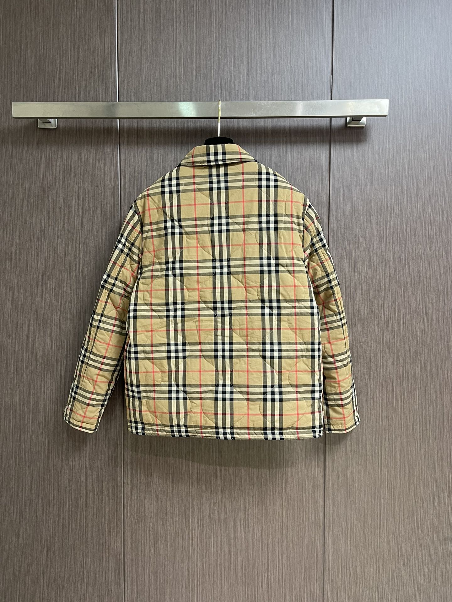 BURBERRY 格纹绗缝双面穿棉服，面料选用100％棉纱线染色之后编织而成，棉纤维具有天然的亲肤性和透