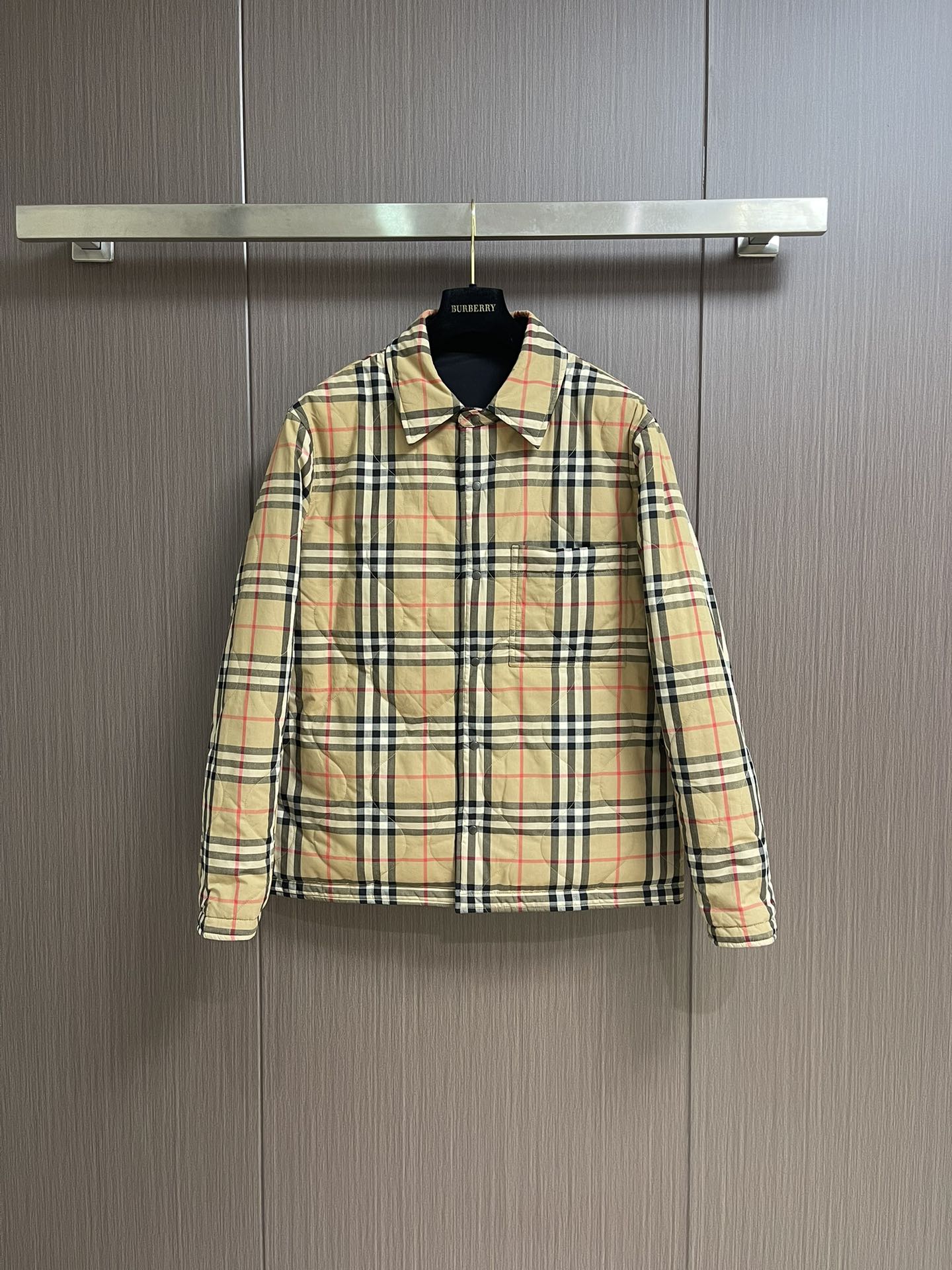 BURBERRY 格纹绗缝双面穿棉服，面料选用100％棉纱线染色之后编织而成，棉纤维具有天然的亲肤性和透