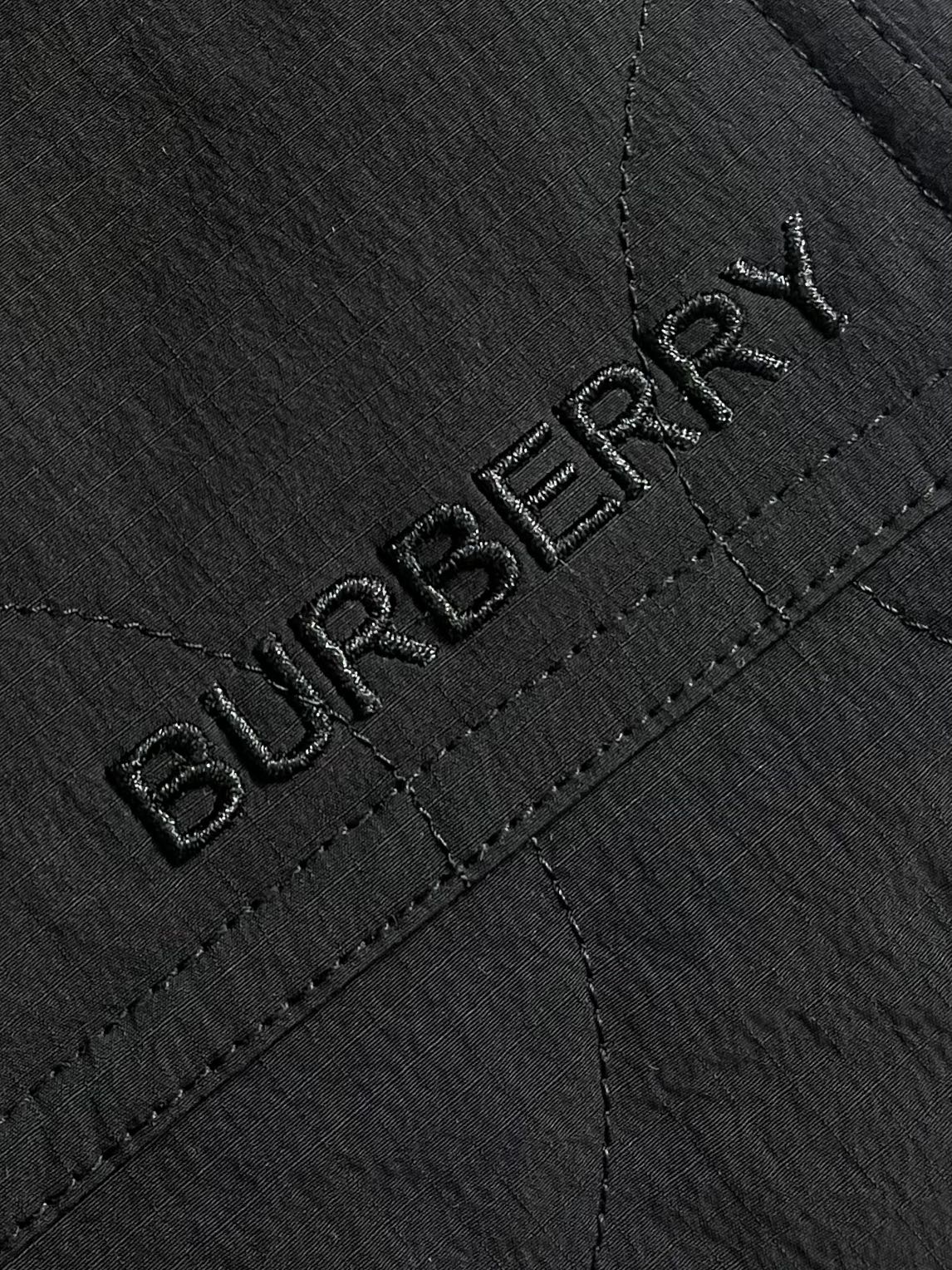 BURBERRY 格纹绗缝双面穿棉服，面料选用100％棉纱线染色之后编织而成，棉纤维具有天然的亲肤性和透