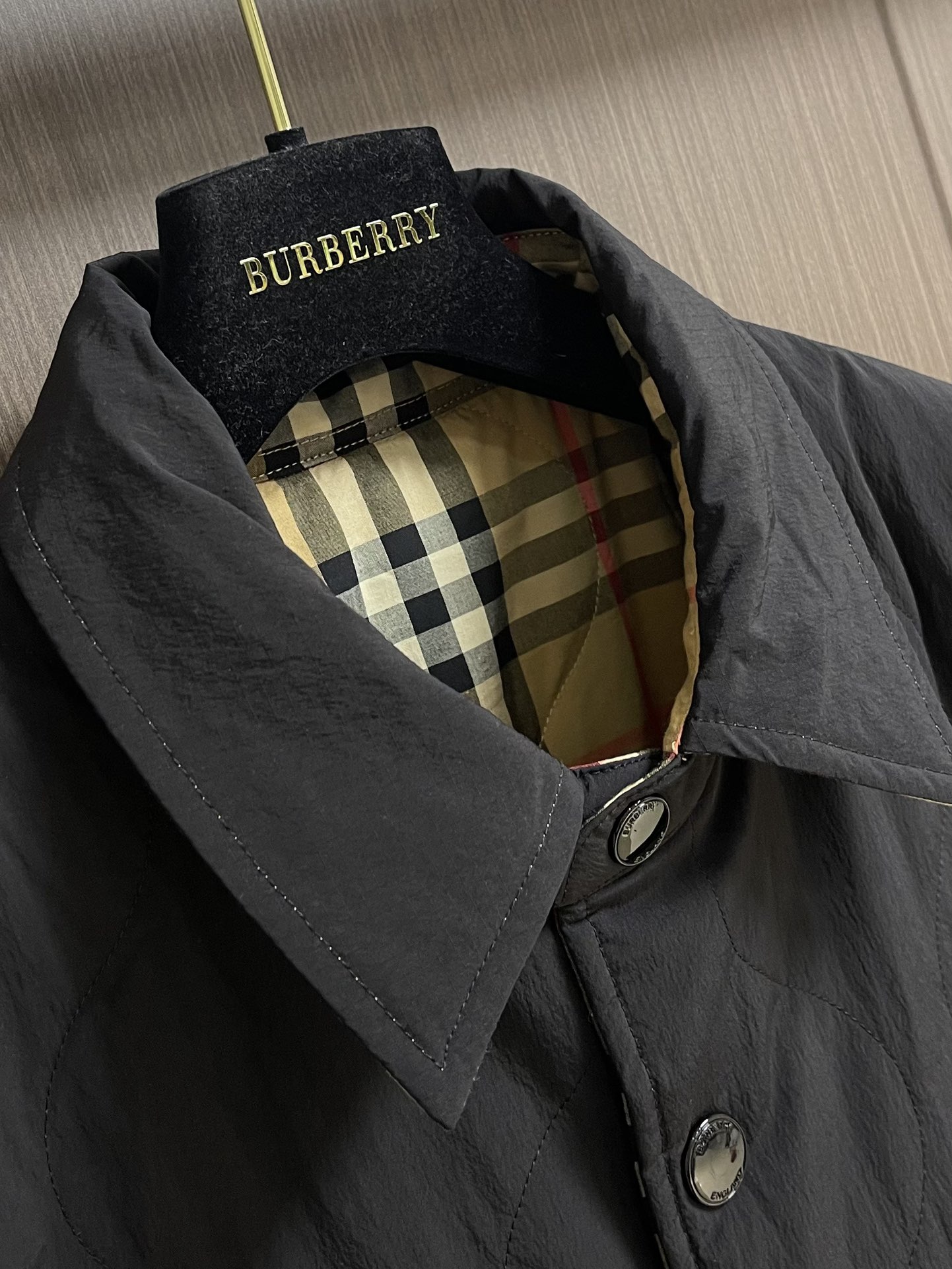 BURBERRY 格纹绗缝双面穿棉服，面料选用100％棉纱线染色之后编织而成，棉纤维具有天然的亲肤性和透