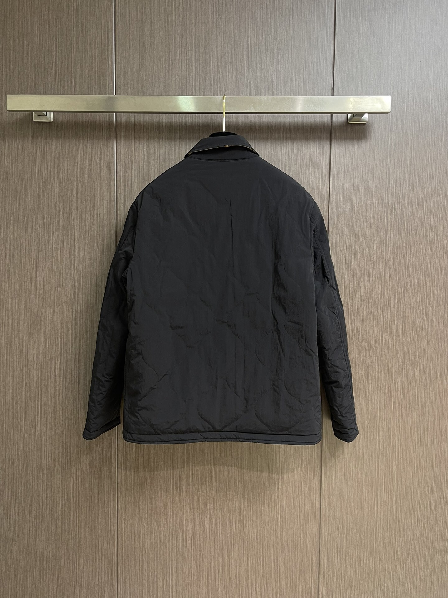 BURBERRY 格纹绗缝双面穿棉服，面料选用100％棉纱线染色之后编织而成，棉纤维具有天然的亲肤性和透