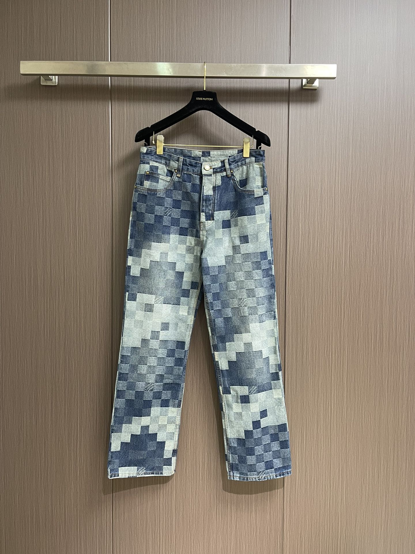 NO:548577,LV checkerboard mosaic denim trousers, developed gradient mosaic plaid fabric as it is developed, letters on denim jacquard restore, pearl hardware laser engraving logo sysing and 6w pieces, single pearl button cost rmb, details are perfect, enzyme soaking and washing process after garment, so that the denim is slightly yellowed and presents time traces. Finally, hand-made nail buckles cannot be used. Because the button material is pearl, machine buckle scrap rate is 40, 13 pearl buckles on the whole body are hand buckles, and art cannot be copied. Pay tribute to Feidong. The overall wiring is straight and delicate, the fabric is comfortable and soft, and the color is consistent and has no color difference. It can be matched with the same style to create a fashionable look, control various occasions, customize auxiliary materials, complete three standards, the same style for men and women. Size 28-30-32-34-36,,louis vuitton,alexander wang19860909LV 棋盘格马赛克牛仔长裤,原样开发渐变马赛克格子面料 牛仔上字母提花还原 珍珠五金镭射刻字logo起订量6w颗 单颗珍珠扣子成本rmb 细节处理完美 成衣后作酵素浸泡洗水工艺使牛仔布微微泛黄呈现时间痕迹 最后采用手工钉扣 不能使用机器设备打扣 因为扣子材料是珍珠 机器打扣报废率40 全身上下13颗珍珠扣均为手工钉扣 不可复制的艺术品 致敬菲董.整体走线平直细腻,面料舒适柔软,颜色一致无色差 能与同款搭配营造时尚造型,驾驭各种场合,定制辅料,三标齐全,男女同款.尺码28-30-32-34-36,,louis vuitton,alexander wang,Men's clothing