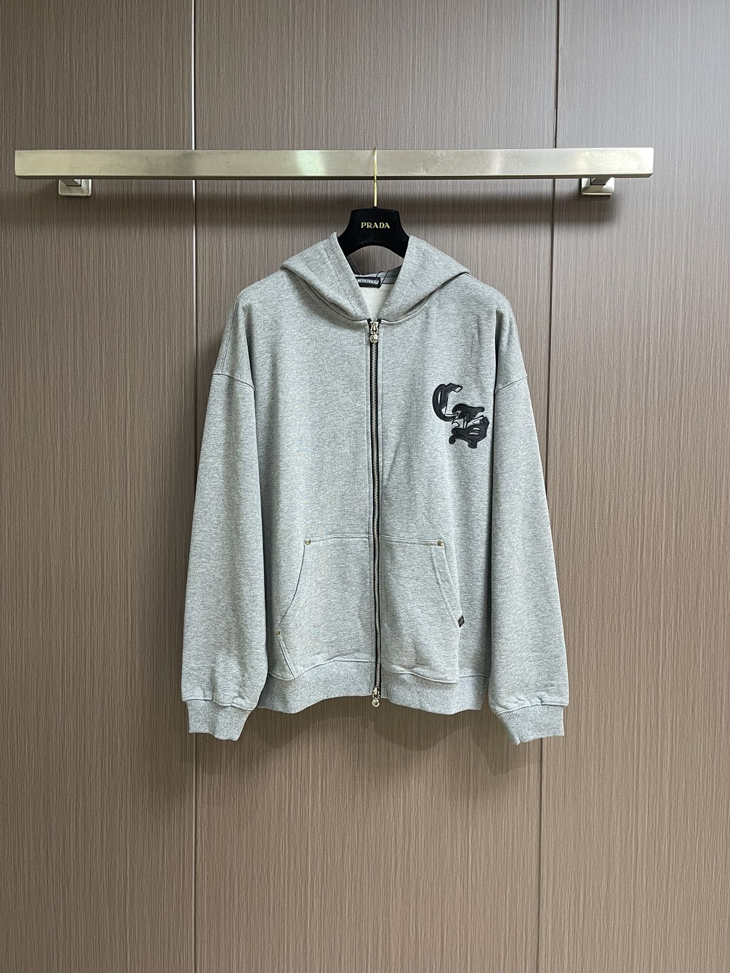 NO:547051,Tops, pants, chrome hearts, CH Croxin 2025SS Autumn and Winter New Hooded Zipper Sweatshirt Straight Pants Set, full of high-end feel!  The details are exquisite and high-end, and the workmanship is impeccable!  Imported fabrics, leather embroidery, three-dimensional, exquisite and delicate. The original high-end double-sided jersey fabric is very high-end!  Original zipper!  The fabric is crisp, wrinkle-resistant, wear-resistant, moisture absorption, quick drying and breathable, neat and stylish. Size S-XL, Chrome hearts, chrome hearts, hoodie, sweatshirts, hats, alexander wang19860909上衣 裤子 chrome hearts CH克罗心2025SS秋冬新款连帽拉链卫衣直筒裤套装,高级感满满！细节精致高档,做工无可挑剔！进口面料 拼皮刺绣立体精致细腻.原版高端双面平纹针织面料很显高级！原版拉链！面料挺括抗皱耐磨,吸湿速干透气,利落有型.尺码S-XL,,chrome hearts,chrome hearts,hoodie,sweatshirts,hats,alexander wang,Men's clothing