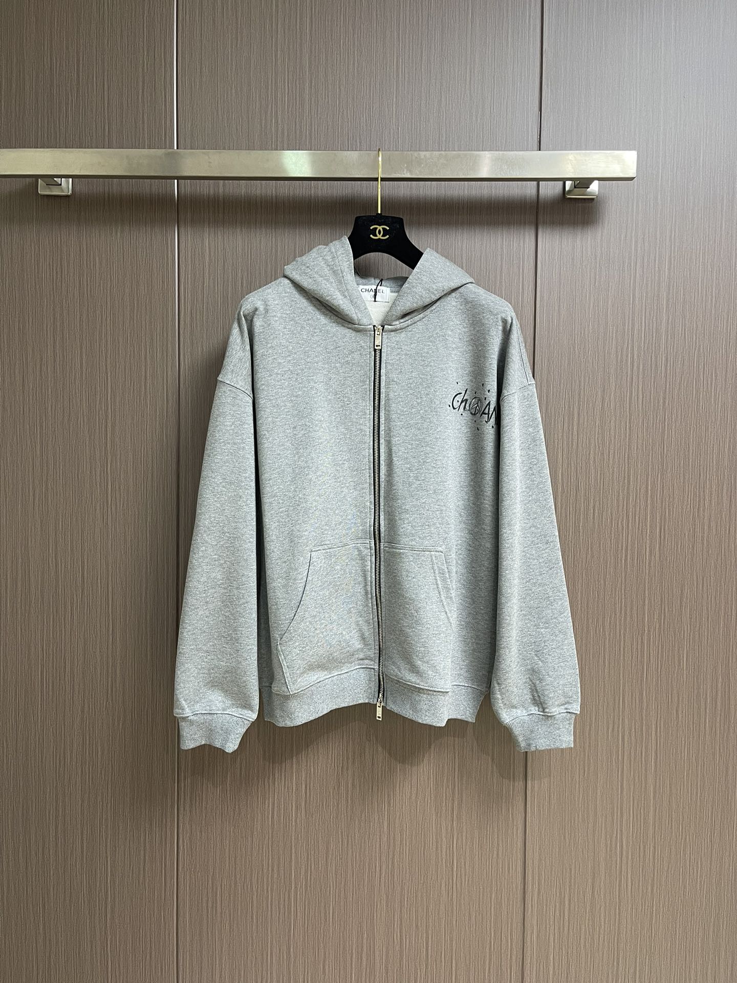 NO:548541,Tops and pants CHANEL 2025SS early autumn new style simple logo graffiti series minimalist letter printed hooded sweatshirt and sweatpants suit, 32 pairs of single items. The weight of the fabric is left and right after washing, the hand feels super good, the same style for men and women. Sizes S-XL, chanel, hoodie, sweatshirts, hats, alexander wang19860909上衣 裤子 CHANEL 2025SS早秋新款简约标识涂鸦系列极简字母印花连帽卫衣卫裤套装,32支双单品.股面料克重洗水后克左右,手感超好,男女同款.尺码S-XL,,chanel,hoodie,sweatshirts,hats,alexander wang,Men's clothing