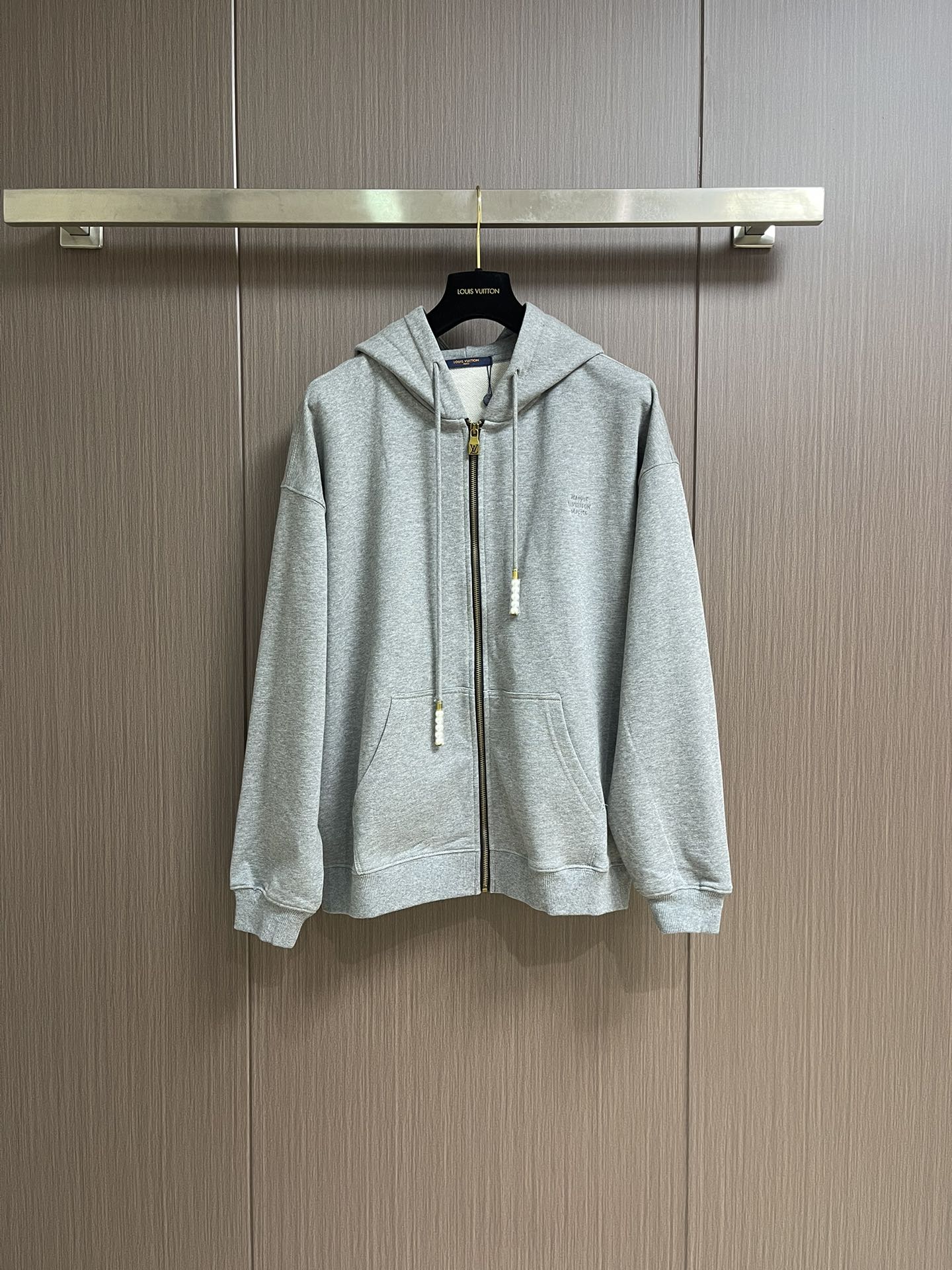 NO:547072,Tops, pants, LV 2025ss autumn and winter new zippered hooded sweatshirt and sweatpants casual set. Custom imported customer-supplied fabric!  Customized original hardware accessories, letter logo!  Iconic brand elements, heavy craftsmanship production, three-dimensional tailoring, slim and customized version, and the upper body effect is very good!  The fabric is comfortable and soft to the touch, allowing you to be casual and fashionable and perfectly combine!  Complete three standards. Size S-XL, louis vuitton, hoodie, sweatshirts, hats, alexander wang19860909上衣 裤子 LV 2025ss秋冬新款拉链连帽卫衣卫裤休闲套装.定制进口客供面料！原版五金辅料定制,字母logo标志！标志性品牌元素,重工艺制作,立体剪裁,修身定制版型,上身效果非常赞！面料舒适手感柔软,让你休闲时尚于潮流完美结合！三标齐全.尺码S-XL,,louis vuitton,hoodie,sweatshirts,hats,alexander wang,Men's clothing