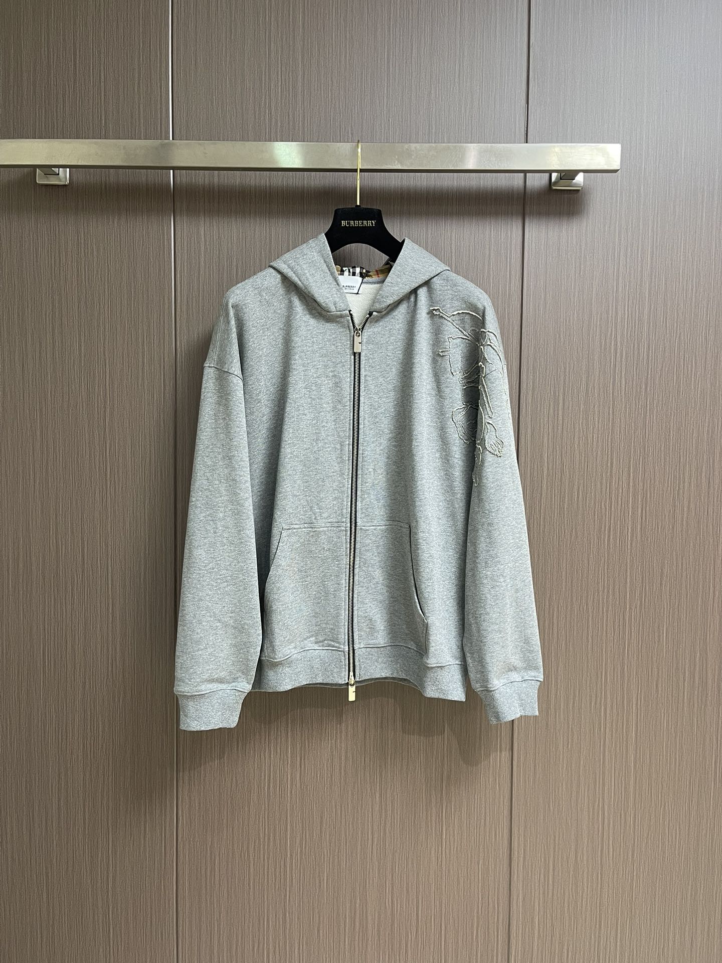 NO:546997,Tops, pants, Burberry Cotton Warriors and Wear Pants Set, made of thick flat cotton fabric. Cotton fiber is a natural material, with high density making it durable, warm, washable and wearable, and not easy to deform. The overall cut is relatively loose, and the use of two-way zipper opening and closing is easy to put on and take off, increasing the practicality and flexibility of clothes. The drawstring hood can adjust the elasticity and tightness, enhancing the comfort and warmth of wearing. The cylindrical hat rope head can more conveniently adjust the elasticity of the hat, and also adds beauty.  There are storage pockets directly below the left and right of the clothes. The top of the pocket can be better fixed by using thread pressing technology. The edges are knotted, and the shoulders are decorated with Bur War Horse Knight logo decals, which are both beautiful and durable, and can also enhance brand recognition. The cuffs and hem are decorated with threaded knitting, and are made of a double-needle knitting machine to form a unique concave and convex texture, which makes it excellent elasticity and ductility, and adds three-dimensionality and structure. Size S-XL, burberry, hoodie, sweatshirts, hats, alexander wang19860909上衣 裤子 Burberry 棉质战马卫衣卫裤套装,选用厚质平织棉面料打造,棉纤维是天然材料,密度高使其兼具耐用性,保暖性,耐洗耐穿,不易变形.整体裁剪较为宽松,使用双向拉链开合,方便穿脱,增加了衣物的实用性和灵活性,抽绳式连帽可调节松紧,增强穿着的舒适性和保暖性,圆柱形帽绳头能更方便的调节帽子松紧,也增添了美感 衣物正下方左右带有收纳口袋,口袋上方采用压线工艺能做更好的固定,边缘处均做了套结,肩位处饰有bur战马骑士徽标贴花,既美观又具有耐用性,同时也能提升品牌辨识度.袖口和下摆处都采用了螺纹针织装饰,通过双针床针织机编制而成,形成独特的凹凸纹理,使其具有出色的弹性和延展性,增加了立体感和结构感.尺码S-XL,,burberry,hoodie,sweatshirts,hats,alexander wang,Men's clothing