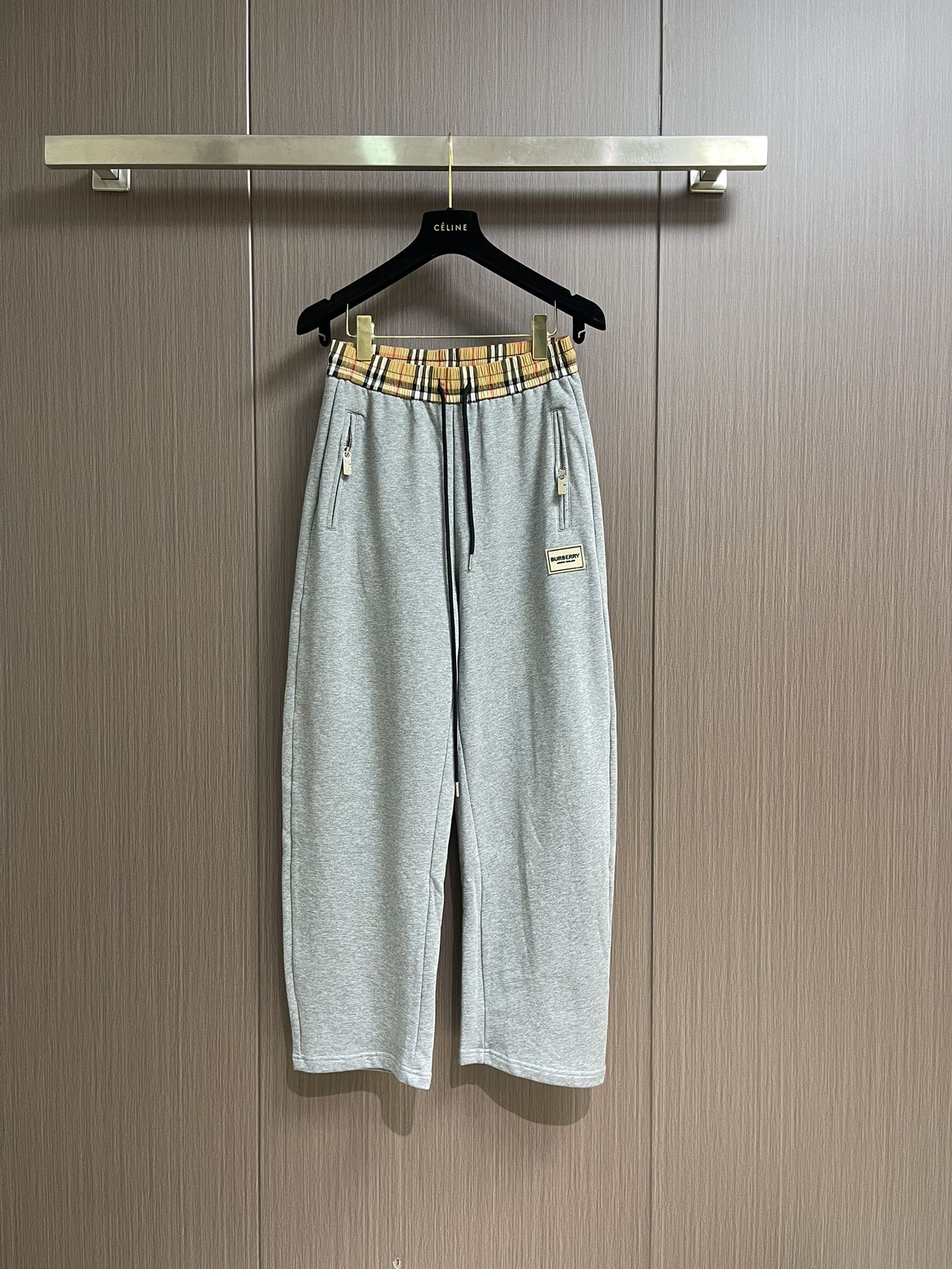 NO:546991,Tops, pants, Burberry Cotton Warriors and Wear Pants Set, made of thick flat cotton fabric. Cotton fiber is a natural material, with high density making it durable, warm, washable and wearable, and not easy to deform. The overall cut is relatively loose, and the use of two-way zipper opening and closing is easy to put on and take off, increasing the practicality and flexibility of clothes. The drawstring hood can adjust the elasticity and tightness, enhancing the comfort and warmth of wearing. The cylindrical hat rope head can more conveniently adjust the elasticity of the hat, and also adds beauty.  There are storage pockets directly below the left and right of the clothes. The top of the pocket can be better fixed by using thread pressing technology. The edges are knotted, and the shoulders are decorated with Bur War Horse Knight logo decals, which are both beautiful and durable, and can also enhance brand recognition. The cuffs and hem are decorated with threaded knitting, and are made of a double-needle knitting machine to form a unique concave and convex texture, which makes it excellent elasticity and ductility, and adds three-dimensionality and structure. Size S-XL, burberry, hoodie, sweatshirts, hats, alexander wang19860909上衣 裤子 Burberry 棉质战马卫衣卫裤套装,选用厚质平织棉面料打造,棉纤维是天然材料,密度高使其兼具耐用性,保暖性,耐洗耐穿,不易变形.整体裁剪较为宽松,使用双向拉链开合,方便穿脱,增加了衣物的实用性和灵活性,抽绳式连帽可调节松紧,增强穿着的舒适性和保暖性,圆柱形帽绳头能更方便的调节帽子松紧,也增添了美感 衣物正下方左右带有收纳口袋,口袋上方采用压线工艺能做更好的固定,边缘处均做了套结,肩位处饰有bur战马骑士徽标贴花,既美观又具有耐用性,同时也能提升品牌辨识度.袖口和下摆处都采用了螺纹针织装饰,通过双针床针织机编制而成,形成独特的凹凸纹理,使其具有出色的弹性和延展性,增加了立体感和结构感.尺码尺码S-XL,,burberry,hoodie,sweatshirts,hats,alexander wang,Men's clothing