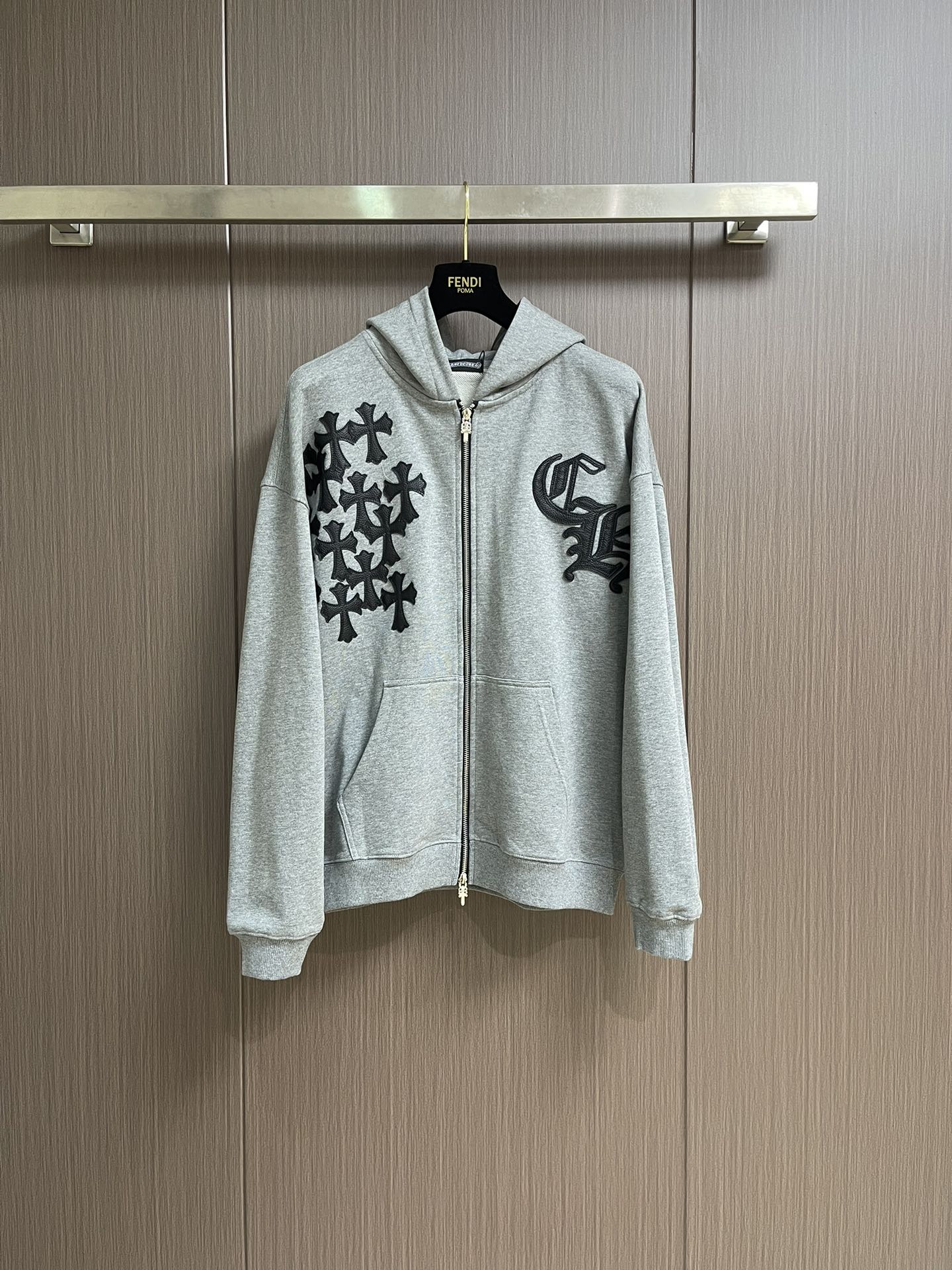 NO:548529,Tops, pants, chrome hearts, CH Croxin 2025SS Autumn and Winter New Hooded Zipper Sweatshirt Straight Pants Set, full of high-end feel!  The details are exquisite and high-end, and the workmanship is impeccable!  Imported fabrics, leather embroidery, three-dimensional, exquisite and delicate. The original high-end double-sided jersey fabric looks high-end!  Original zipper!  The fabric is crisp, wrinkle-resistant, wear-resistant, moisture absorption, quick drying and breathable, neat and stylish. Size S-XL, Chrome hearts, chrome hearts, hoodie, sweatshirts, hats, alexander wang19860909上衣 裤子 chrome hearts CH克罗心2025SS秋冬新款连帽拉链卫衣直筒裤套装,高级感满满！细节精致高档,做工无可挑剔！进口面料 拼皮刺绣立体精致细腻.原版高端双面平纹针织面料很显高级！原版拉链！面料挺括抗皱耐磨,吸湿速干透气,利落有型.尺码S-XL,,chrome hearts,chrome hearts,hoodie,sweatshirts,hats,alexander wang,Men's clothing