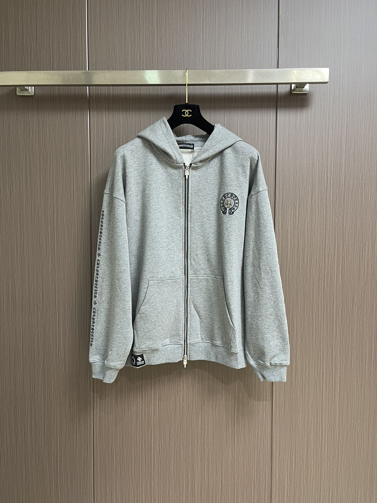 NO:548535,Tops, pants, CH, Croxin Cross Flower Logo Series Zipper Hooded Sweater Pants Set, Sweater Cross Flower Design, Japanese imported terry jacquard cotton material, the thickness and texture are randomly compared... The fabric is so the car cable machines used are all top German products, one with 7 digits, and the wiring is super neat!  !  !  Customer supplies original hardware, both positive and negative, beautiful. Size S-XL, chrome hearts, hoodie, sweatshirts, hats, alexander wang19860909上衣 裤子 CH 克罗心十字花标识系列拉链连帽卫衣卫裤套装,卫衣十字花设计,日本进口毛圈提花棉料,厚度和质感随意对比....面料质感到位,所以用的车线机都是德国顶级货,一台7位数,走线超级整齐！！！ 客供原厂五金,正反都无敌漂亮.尺码S-XL,,chrome hearts,hoodie,sweatshirts,hats,alexander wang,Men's clothing